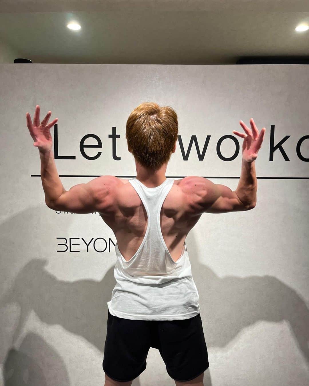 小見山直人 のインスタグラム：「🙋‍♂️💪🔥  もっと気合い入れて頑張っていくぞ🔥 あと2ヶ月ちょい！ 仕上げていく🔥！！  毎セット、毎レップ気合い入れて頑張る🔥  #筋トレ #トレーニング #ジム #ベストボディジャパン」