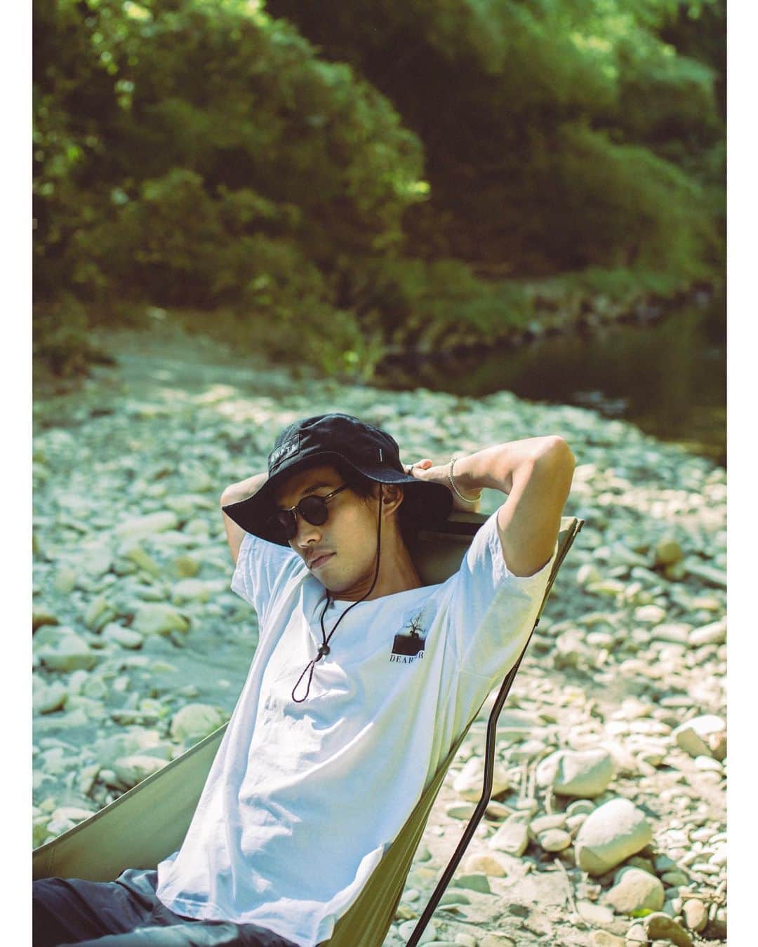 山中海輝のインスタグラム：「海は毎日なので、たまには山と川を感じに。  T-shirtは @dear__sir でショーツは @roial_intl と昨年コラボさせてもらった"The true cost"シリーズ。 どちらも長くずっと着続けたいからシンプルに。」