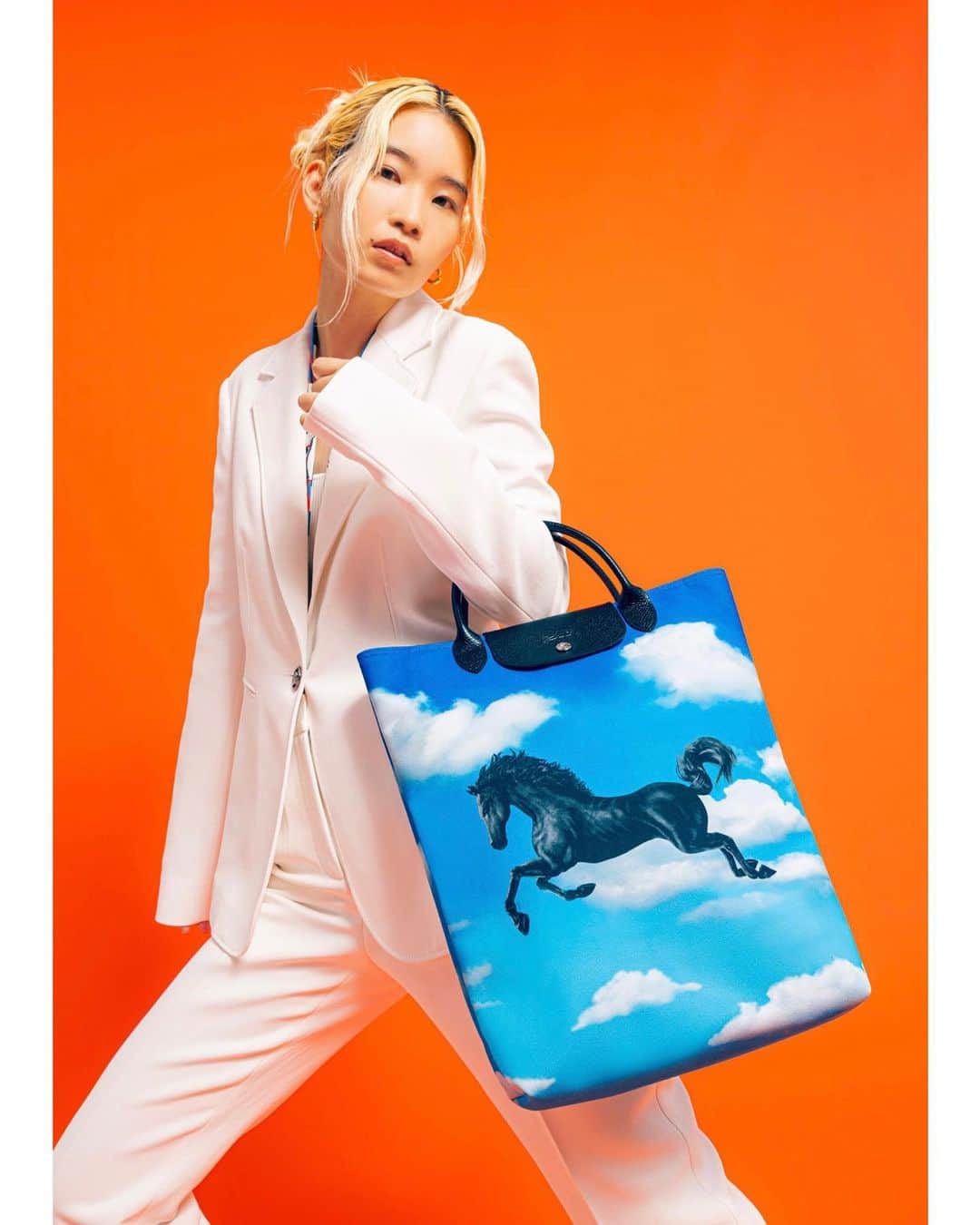長田 侑子のインスタグラム：「ロンシャンのアイコニックなバッグ「ル プリアージュ®」とアート誌『トイレットペーパー』とのコラボレーションコレクションが7月18日にグローバルローンチされました🫶🌍👍🏻@longchamp @toiletpapermagazineofficial   シュールでポップな魅力に心躍ったよん  @yutakotani_  @chi_i1026  @mina_j_1011 ₊˚⊹♡  #LongchampxToiletPaper #PopRevolution #LongchampFW23 #ロンシャン」