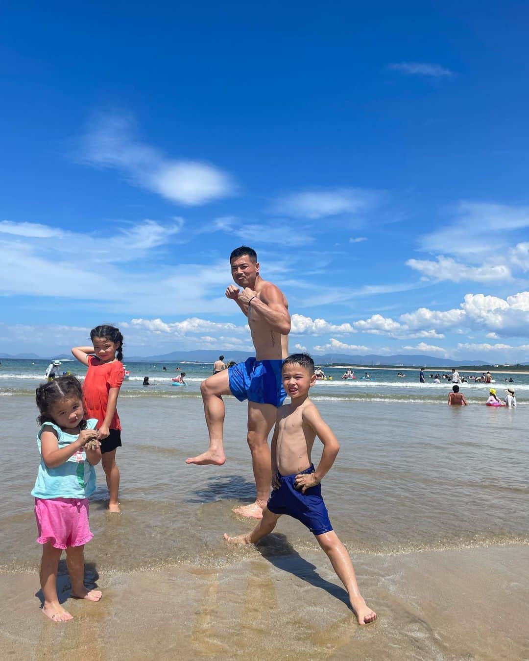 エリナ シルカのインスタグラム：「海開き😎 @shokei1003 カメラマンナイスショットばかりありがとー！」