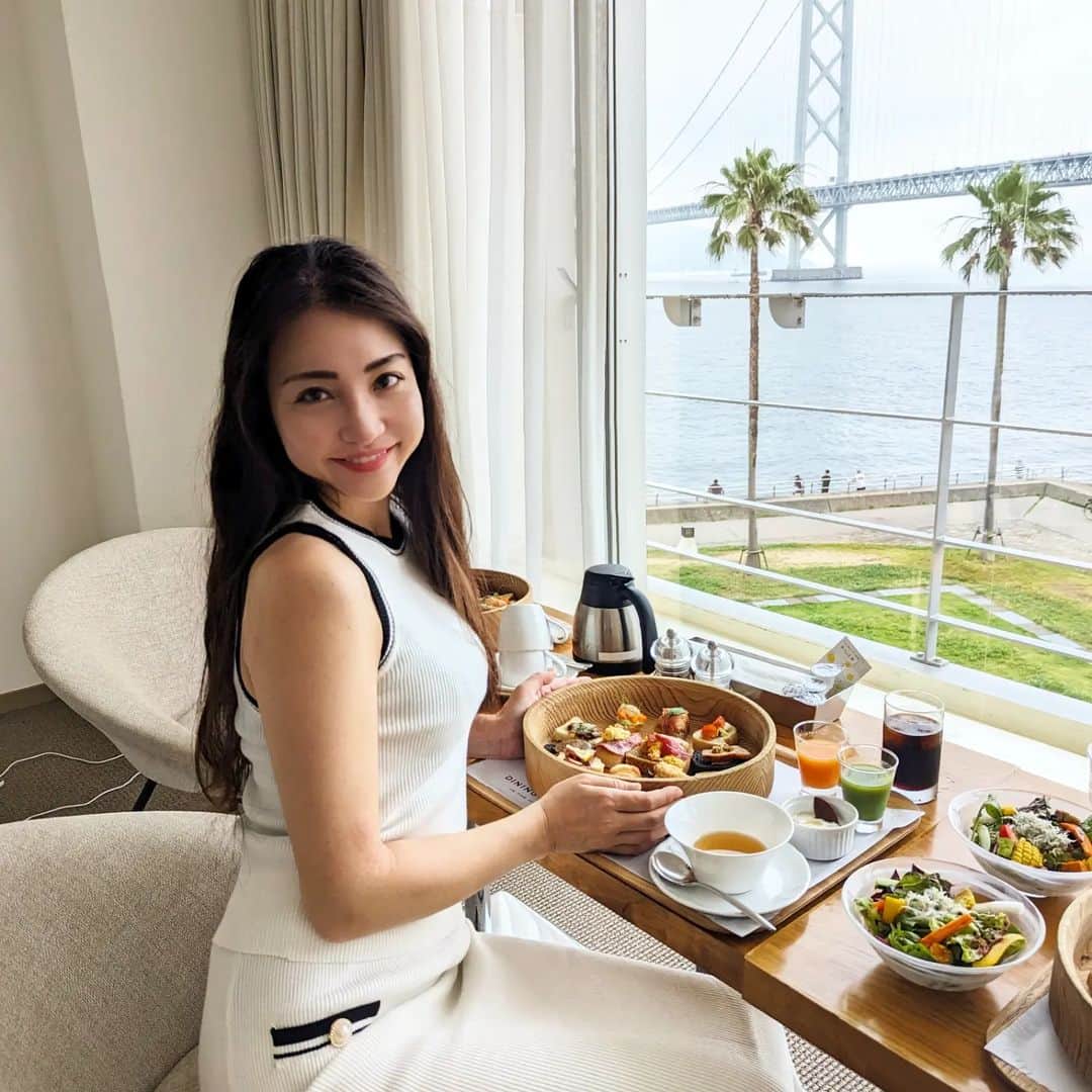 Hiromi Tomiiさんのインスタグラム写真 - (Hiromi TomiiInstagram)「フシギダネ☺ . モーニングにピントが合って、 ひろみに全然ピントが合わなかったやつ◎ @hotel_setre  . 朝ごはんはお部屋で☺♥ . 二枚目からは無加工で◎ . . 楽しかったな◎ . #ホテルステイ　#ホカンス　#hotel #明石大橋　#淡路島　#兵庫　#女子旅　#女子旅コーデ　#デニム　#デニムコーデ　#ロングヘア 　#longhair 　#モーニング #プチ旅行　#女子旅行 #クッキー　#お菓子　#チーズ　#コーヒー　#coffeetime  #コーヒーのある暮し」7月19日 21時09分 - hiromi.tomii