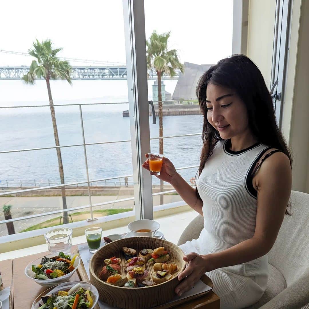 Hiromi Tomiiさんのインスタグラム写真 - (Hiromi TomiiInstagram)「フシギダネ☺ . モーニングにピントが合って、 ひろみに全然ピントが合わなかったやつ◎ @hotel_setre  . 朝ごはんはお部屋で☺♥ . 二枚目からは無加工で◎ . . 楽しかったな◎ . #ホテルステイ　#ホカンス　#hotel #明石大橋　#淡路島　#兵庫　#女子旅　#女子旅コーデ　#デニム　#デニムコーデ　#ロングヘア 　#longhair 　#モーニング #プチ旅行　#女子旅行 #クッキー　#お菓子　#チーズ　#コーヒー　#coffeetime  #コーヒーのある暮し」7月19日 21時09分 - hiromi.tomii