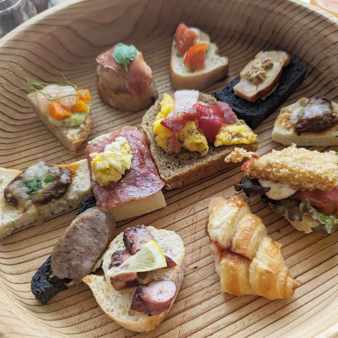 Hiromi Tomiiさんのインスタグラム写真 - (Hiromi TomiiInstagram)「フシギダネ☺ . モーニングにピントが合って、 ひろみに全然ピントが合わなかったやつ◎ @hotel_setre  . 朝ごはんはお部屋で☺♥ . 二枚目からは無加工で◎ . . 楽しかったな◎ . #ホテルステイ　#ホカンス　#hotel #明石大橋　#淡路島　#兵庫　#女子旅　#女子旅コーデ　#デニム　#デニムコーデ　#ロングヘア 　#longhair 　#モーニング #プチ旅行　#女子旅行 #クッキー　#お菓子　#チーズ　#コーヒー　#coffeetime  #コーヒーのある暮し」7月19日 21時09分 - hiromi.tomii