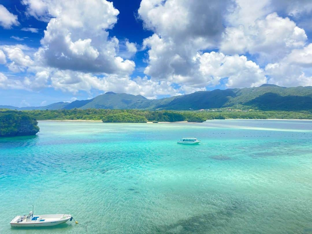 ニコラさんのインスタグラム写真 - (ニコラInstagram)「一夏の想いで　フルカラーの沖縄  〜3日目　後編　川平湾・那覇〜  石垣シーサイドホテルから少し車で移動して 次のスポットは川平湾🌟  エメラルドブルーの水面と入り組んだ形の島々が美しいの😊  グラスボートのチケットを買って、 時間までお土産を買ったり ブルーシール🌍🍦を食べたり、 展望スポットから湾を眺めたり。  グラスボートは床のところがガラスになっていて、海の中を覗き見しながら30分ほどクルーズ♩  お魚はたくさんいなかったけど、色々な形のさんごや、またウミガメ‼️それとクマノミ❗️伊勢海老‼️深い海の底まで丸見えで面白かったぁ😍   とにかくエメラルドグリーンの水面が美しい〜。  それから空港へむかってドライブ♩  大晴天の石垣島はどこをドライブしても絵になる🏝 大好きな音楽を聴きながら旅を噛み締める時間でもある🏝💕  途中、底原ダムにチラ寄りしてから 石垣空港に到着✈️ 那覇へ✈️  夕方那覇について、チェックインを済ませ 夕暮れ時の国際通りに繰り出し散策👣  若者や外国人の観光客のみんながたくさんで、ざわざわワイワイ❗️にぎわっていて活気があります✨  民謡を歌ってくれるお店を選んで、いざ乾杯🍺  もずく酢　海ぶとう　ジーマーミ豆腐の揚げ出汁　あぐー豚のピパーチ焼きをいただきました🙏  民謡は皆のリクエストからオリオンビールの歌などを歌ってくれたよ🍺  5歳くらいの女の子が曲に合わせて踊っていて みんながニコニコ笑顔で、素敵な空間😁💖  2軒目はキッチン084で 初心者でも飲みやすい泡盛や 美味しいおつまみの盛りあわせをいただいて  楽しい那覇の夜になったとさ✨✨」7月19日 21時10分 - nicolax27