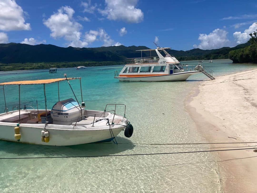 ニコラのインスタグラム：「一夏の想いで　フルカラーの沖縄  〜3日目　後編　川平湾・那覇〜  石垣シーサイドホテルから少し車で移動して 次のスポットは川平湾🌟  エメラルドブルーの水面と入り組んだ形の島々が美しいの😊  グラスボートのチケットを買って、 時間までお土産を買ったり ブルーシール🌍🍦を食べたり、 展望スポットから湾を眺めたり。  グラスボートは床のところがガラスになっていて、海の中を覗き見しながら30分ほどクルーズ♩  お魚はたくさんいなかったけど、色々な形のさんごや、またウミガメ‼️それとクマノミ❗️伊勢海老‼️深い海の底まで丸見えで面白かったぁ😍   とにかくエメラルドグリーンの水面が美しい〜。  それから空港へむかってドライブ♩  大晴天の石垣島はどこをドライブしても絵になる🏝 大好きな音楽を聴きながら旅を噛み締める時間でもある🏝💕  途中、底原ダムにチラ寄りしてから 石垣空港に到着✈️ 那覇へ✈️  夕方那覇について、チェックインを済ませ 夕暮れ時の国際通りに繰り出し散策👣  若者や外国人の観光客のみんながたくさんで、ざわざわワイワイ❗️にぎわっていて活気があります✨  民謡を歌ってくれるお店を選んで、いざ乾杯🍺  もずく酢　海ぶとう　ジーマーミ豆腐の揚げ出汁　あぐー豚のピパーチ焼きをいただきました🙏  民謡は皆のリクエストからオリオンビールの歌などを歌ってくれたよ🍺  5歳くらいの女の子が曲に合わせて踊っていて みんながニコニコ笑顔で、素敵な空間😁💖  2軒目はキッチン084で 初心者でも飲みやすい泡盛や 美味しいおつまみの盛りあわせをいただいて  楽しい那覇の夜になったとさ✨✨」