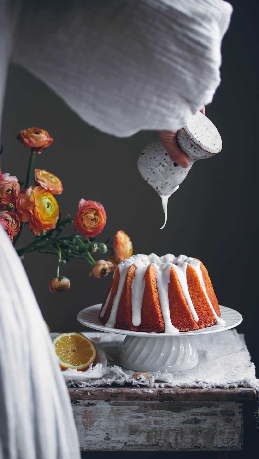 Linda Lomelinoのインスタグラム：「I’ve been shooting with Canon’s cameras and lenses for more than 20 years so I’m immensely proud to be working with @canonnordic for the release of their new mirrorless camera Canon EOS R50!   I made my favorite lemon bundt cake with lemon icing for them and of course I filmed and shot the process using the Canon EOS R50 and lenses Canon RF 50mm F1.8 STM and Canon RF 35mm F1.8 Macro IS STM 📷  I’m very impressed with the capabilites of this lightweight camera, especially the video features! The lemon cake recipe is linked in my profile @linda_lomelino 👆🏼」