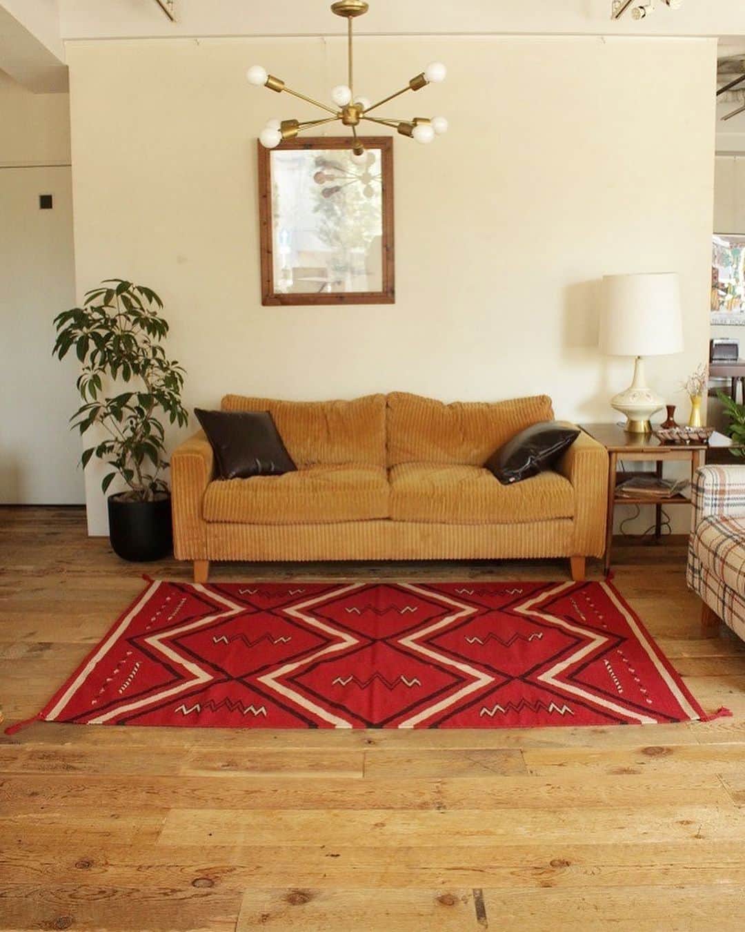 のインスタグラム：「original SOFA,RUG,LAMP  ▪️JETTY feather SOFA 1870  (AC-07 MT) ▪️KAYANTA RUG 140×200 ▪️SOLID BRASS LAMP 9ARM  - - - - -  フェザーがたっぷり入っていて包み込まれるような座り心地のソファ。生地はコットン100%で肌触りがよく、太畝と細畝が交互にあらわれる親子切りというパイルカット手法が特徴です。生地を選べるセミオーダーでサイズ違いもあります。  ウール100%のネイティブ柄のラグは1枚1枚手作業で丁寧に織られており、発色の良い赤色はヴィンテージスタイルの家具と相性抜群です。ラグサイズとマットサイズがあります。  ランプは無垢の真鍮で経年変化が楽しめます。 アメリカからパーツを取り寄せして制作しています。 同素材でデザイン違い、色違いもあります。  Contact:ACME Furniture MEGURO St. TEL:03-5720-1071 Email:acme-jsf@acme.co.jp  #acmefurniture #vintagefurniture #jettyfeathersofa #kayantarug #solidbrasslamp」