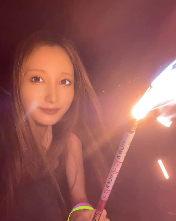 のインスタグラム：「. やっぱり夏すき🎆 夜の海も光る腕輪もすき！ . . #花火」