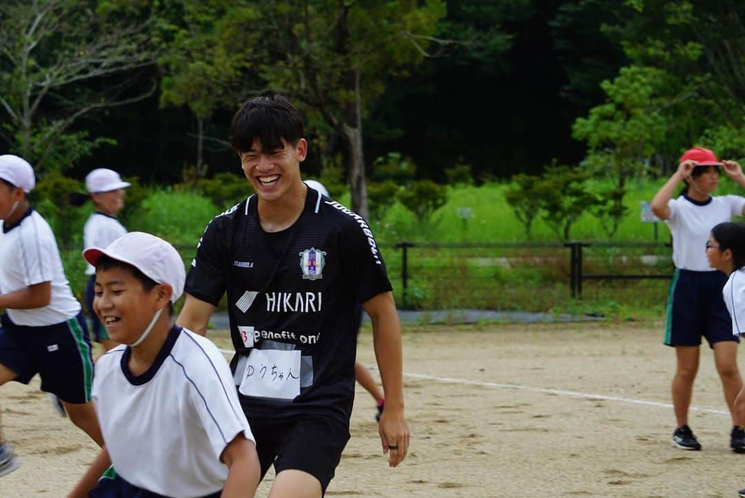 愛媛FCさんのインスタグラム写真 - (愛媛FCInstagram)「#ホムカツッ！🏫  夏休み直前の学校へ🌻 本日は、西予市立 #城川小学校 へ #忽那喬司 選手、#深澤佑太 選手が訪問しました🏫  終始笑顔の2人に、交流した児童の皆さんもたくさんの笑顔になり、楽しい交流会となりました☺️  夏休み直前にも関わらず、受け入れ頂きました城川小学校の先生方、本当にありがとうございました🙇‍♂️  #西予市 #ehimefc #MCMT #1市町1選手応援事業  #ホームタウン活動 #学校訪問  #いつも笑顔で #写真撮影の掛け声は #お弁当箱ニー #サッカーは楽しい！ @k.kyooo___07  @yuta081505」7月19日 21時11分 - ehimefc12