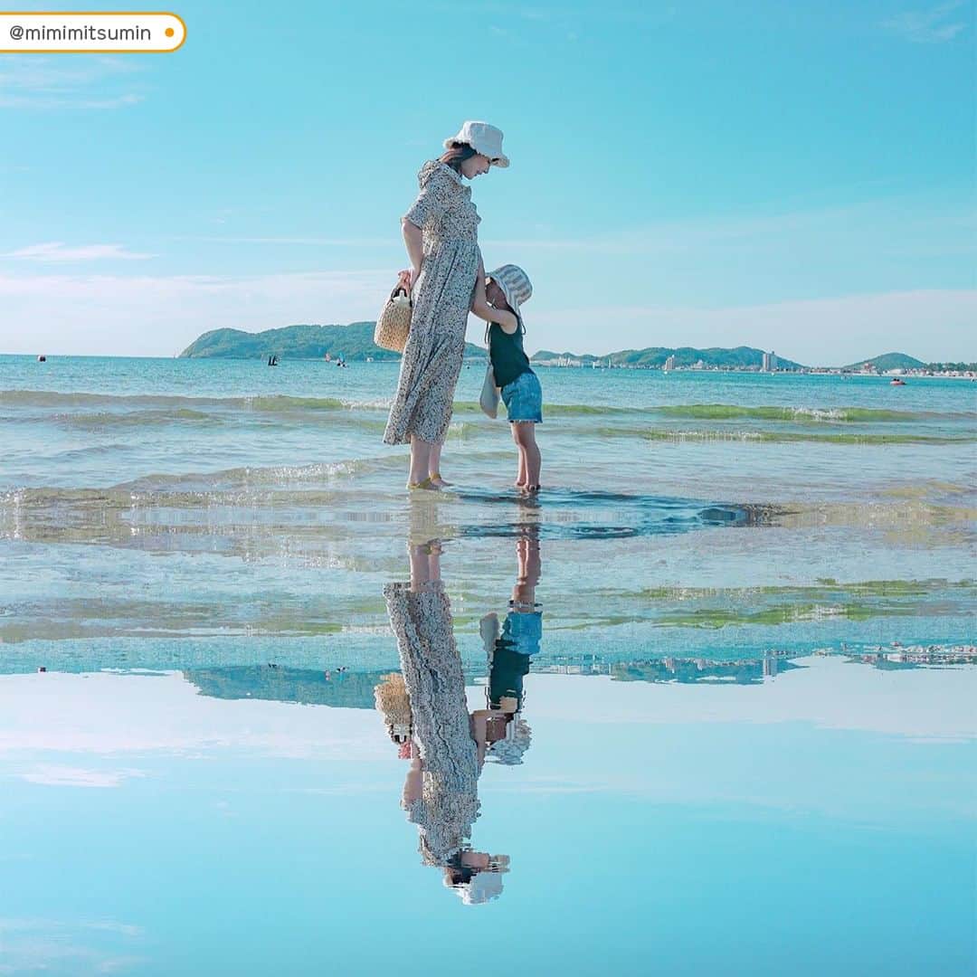 otowa (フォトワ)さんのインスタグラム写真 - (otowa (フォトワ)Instagram)「【エモいと思ったらコメント欄に⛱（パラソル）で教えて下さい♪】  @fotowa.jp　←他の海投稿はこちらから🏝️ ・ 暑くなってきて海で遊びたいシーズンがやってきましたね！ ・ 今日は海で撮りたい素敵な夏フォト特集です🌊 ・ 後姿を撮影したり、砂浜に絵をかいたり、 空と海の割合を大きくしてみたり、素敵なポーズで撮ってみたり・・・ ビーチでのバースデーフォトも夏生まれの特権感があり素敵ですね🎉 ・ 今回の投稿を真似して、エモくて素敵な海フォト、 ぜひ撮影してみてください！📷 ※なお3枚目のお写真は、鏡写真が簡単にできる アプリを使用しているそうですよ✨ ・ 日差しが強かったりもしますので、 紫外線や日焼け対策は忘れずに💡 ・ 素敵な投稿をリポストさせていただき、ありがとうございました✨⁠  @okomefam_1217 @___temky @mimimitsumin @kmafsyr @chii_yutoyua @peko.orange @xxcoharuxx @ayaken__y @05011km meno_photo_room @macherie @chii_yutoyua @kazuki_225 @nahina.mama @s.3102.g @maai.ann @mayu.s82  ---------------------------------------------------  「fotowa」はお子さまやご家族の記念写真を全国どこでも出張で撮影するサービスです🌟   公式Instagramアカウントでは、子ども・家族撮影に関する様々なお役立ち情報を 発信しています！ みなさまが撮影したお子さまのお気に入りのお写真は 「 #子育てグラマー 」をつけて投稿してくださいね📷   ご質問・お問い合わせはfotowa公式サイトからお願いします ✍🏻  ---------------------------------------------------  #fotowa #フォトワ #出張撮影 #子どもの写真 #子どもの写真の撮り方 #赤ちゃんの撮り方 #撮影テクニック #ママカメラ #パパカメラ #こどものいる暮らし #写真好き #写真好きな人と繋がりたい #エモい写真 #海フォト #海デビュー #ママカメラ #プールデビュー#こどもとあそぶ #こどもとおでかけ #こどもと暮らす #初めての海 #エモい #海写真 #家族写真 #バースデーフォト #バースデーフォト撮影 #海遊び #おでかけ写真」7月19日 21時12分 - fotowa.jp