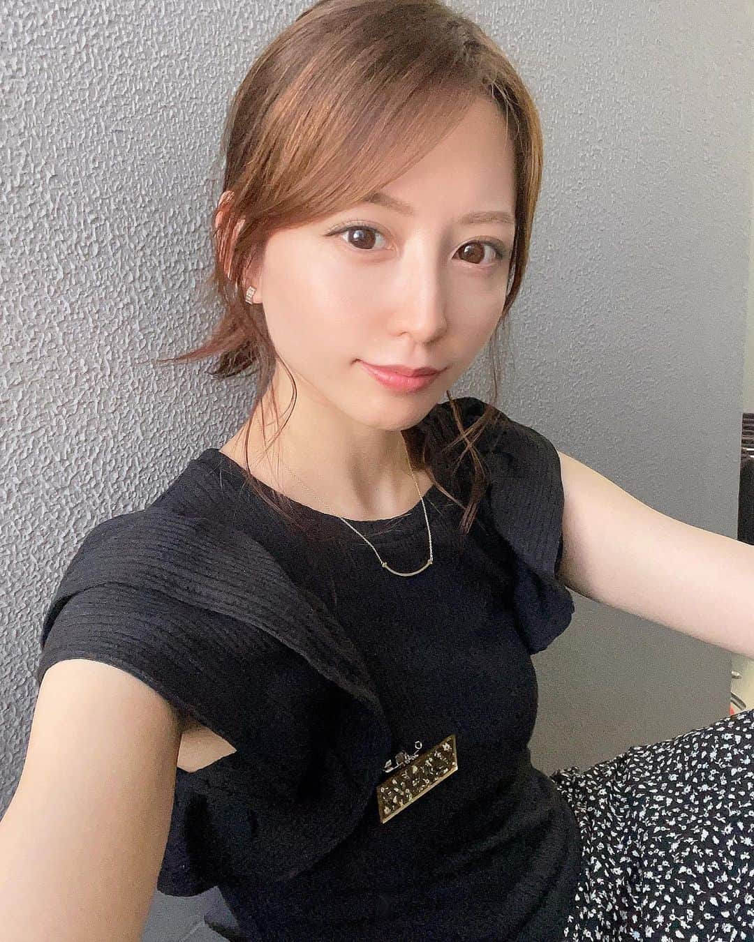 高塚みゆきのインスタグラム：「毎日ほんと灼熱すぎて溶けてる、、🥵☀️  ︎︎  ︎︎ 月曜日の夜たまたま花火見れたんやけど なんで花火って何歳になっても チラっと観れただけでテンション上がるんだろう？🫨💞  ︎︎  ︎︎  ︎︎  ︎︎ 職場のMILIAからも偶然観られたらいいなぁ(* ´ ` *)ᐝ  ︎︎  ︎︎ なんなら浴衣も着たい👘。  ︎︎  ︎︎  ︎︎ #サロンワーク #レセプション #レセプションスタッフ #阪急池田 #アップヘア #簡単ヘアアレンジ #ミディアムヘアアレンジ」