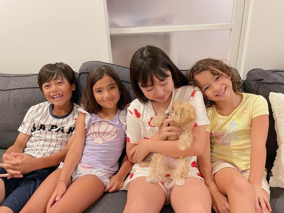 かなのインスタグラム：「集合💕🇺🇸✈︎🇯🇵 ． みんなお風呂入れた後で パジャマだけど🤭 楽しい夏休みになりそう🥰 ． ． #いとこ#帰国#ホームステイ#夏休み#小学生」