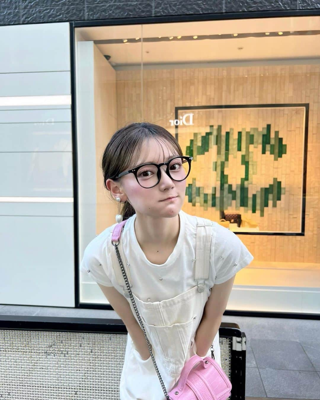 石綿日向子のインスタグラム：「👓 white pink code:) いい感じ〜？😉🇫🇷🤍🩷  #プチプラコーデ」