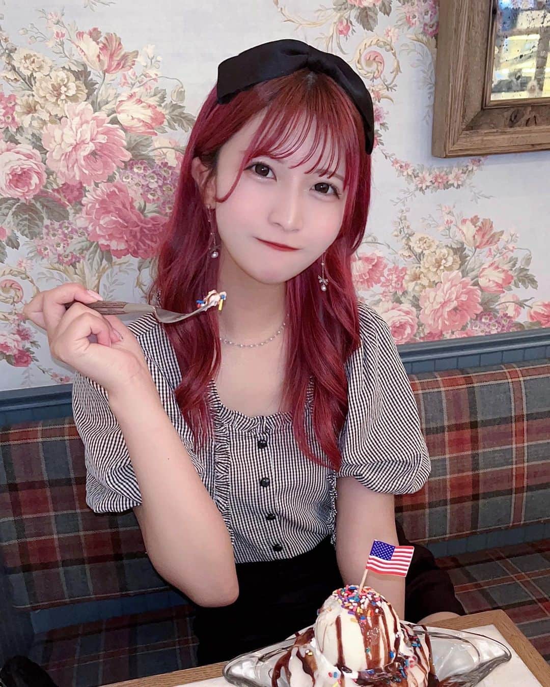 ちはるのインスタグラム：「. 女の子みたいだね〜  #thelittlebakerytokyo #原宿 #赤髪 #巻き髪 #カチューシャ #リボン #アイドル #idol #tflers #instagood #follow」