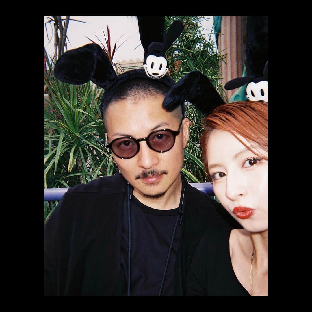 Julia Castroのインスタグラム：「omoide photography📷🖤  次はハロウィンにDisneyland行きたいな . #filmcamera  #film #photography #couple #disney #tokyodisneysea  #disneysea #memories #写ルンです #ディズニーシー  #ディズニーシーでの思い出」
