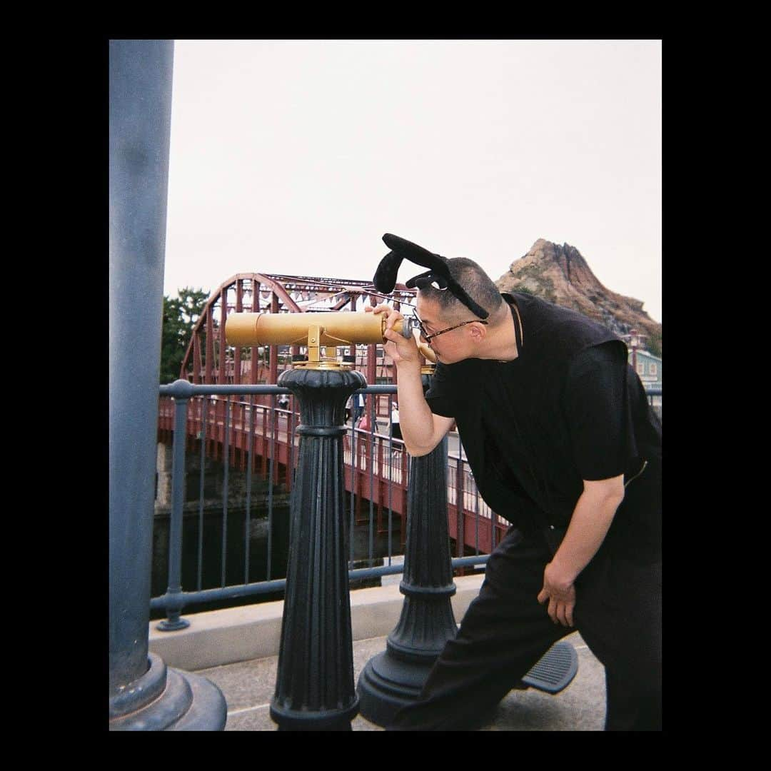 Julia Castroさんのインスタグラム写真 - (Julia CastroInstagram)「omoide photography📷🖤  次はハロウィンにDisneyland行きたいな . #filmcamera  #film #photography #couple #disney #tokyodisneysea  #disneysea #memories #写ルンです #ディズニーシー  #ディズニーシーでの思い出」7月19日 21時22分 - julia.c.0209