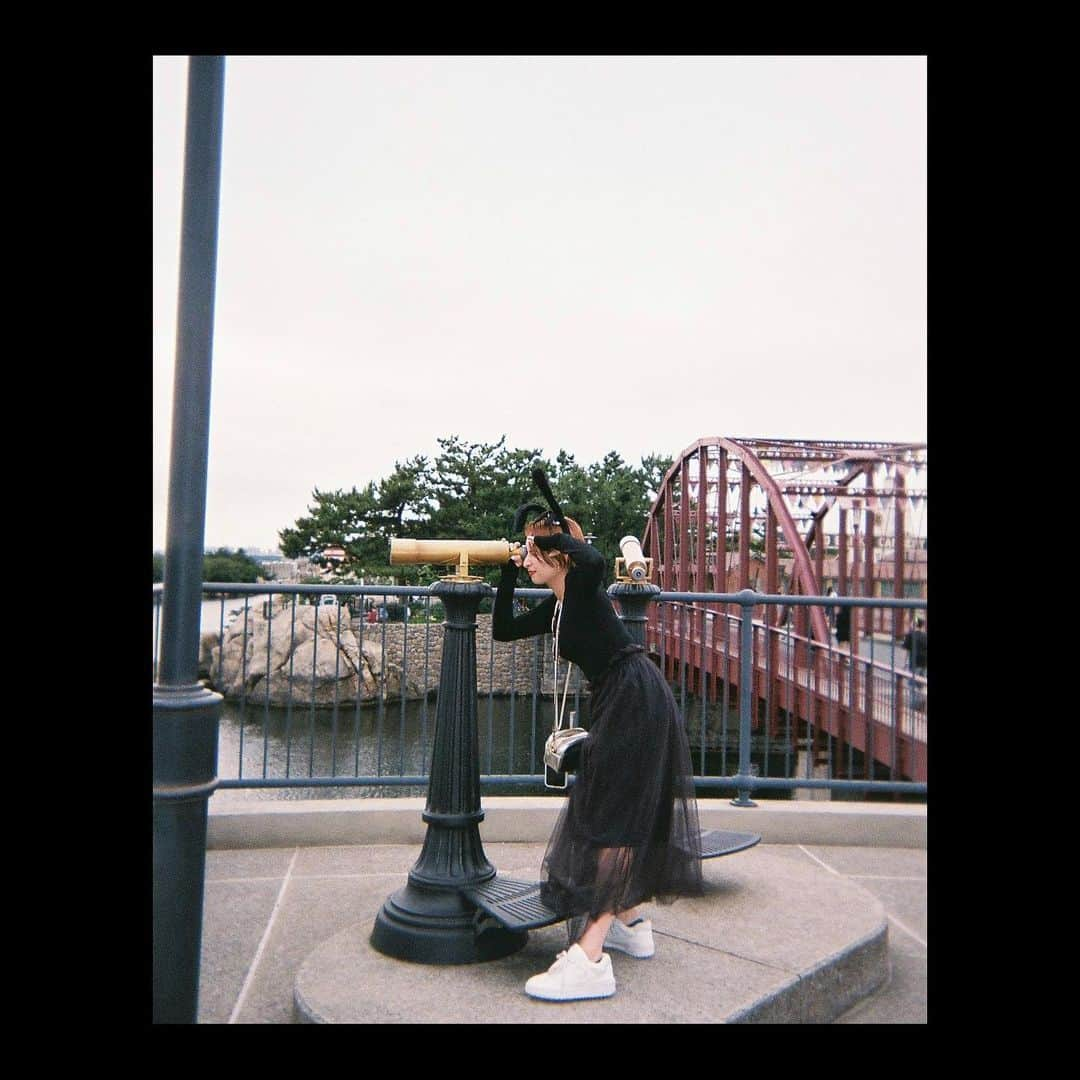 Julia Castroさんのインスタグラム写真 - (Julia CastroInstagram)「omoide photography📷🖤  次はハロウィンにDisneyland行きたいな . #filmcamera  #film #photography #couple #disney #tokyodisneysea  #disneysea #memories #写ルンです #ディズニーシー  #ディズニーシーでの思い出」7月19日 21時22分 - julia.c.0209