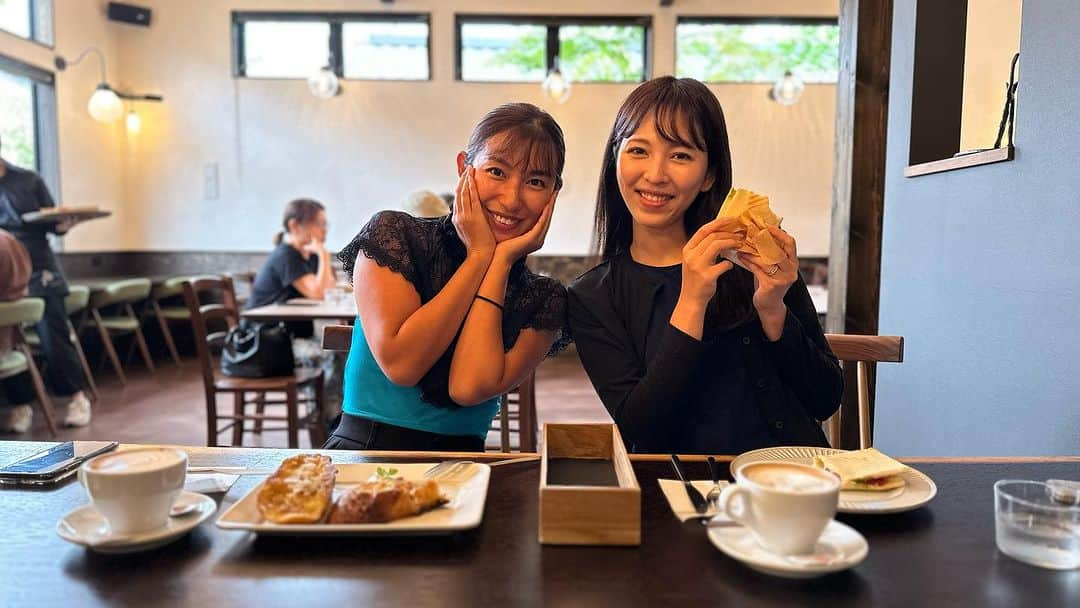 エマ中岡優姫さんのインスタグラム写真 - (エマ中岡優姫Instagram)「はるるとのカフェタイム☕️🍰 まじ爆笑🤣 話の内容は 「寝起きに身体がダルい🥱」 ですw @mirasakacoffee  盗撮ありがとー🩷w 東京の友達も必ず 立ち寄りたくなる ミラサカコーヒー☕️✨ 次はるるに会えるの いつかなぁ🥺🩷 にしても はるるまじかわいー🩷 目の保養🥳 #ミラサカコーヒー  #田舎暮らし  #三次市  #三次カフェ」7月19日 21時22分 - emma__yun