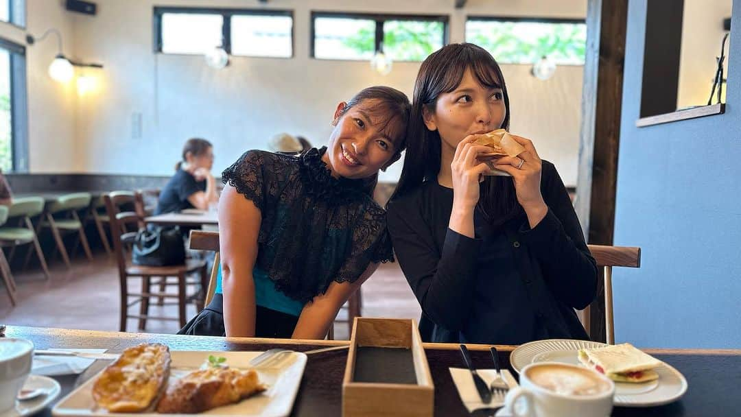 エマ中岡優姫さんのインスタグラム写真 - (エマ中岡優姫Instagram)「はるるとのカフェタイム☕️🍰 まじ爆笑🤣 話の内容は 「寝起きに身体がダルい🥱」 ですw @mirasakacoffee  盗撮ありがとー🩷w 東京の友達も必ず 立ち寄りたくなる ミラサカコーヒー☕️✨ 次はるるに会えるの いつかなぁ🥺🩷 にしても はるるまじかわいー🩷 目の保養🥳 #ミラサカコーヒー  #田舎暮らし  #三次市  #三次カフェ」7月19日 21時22分 - emma__yun