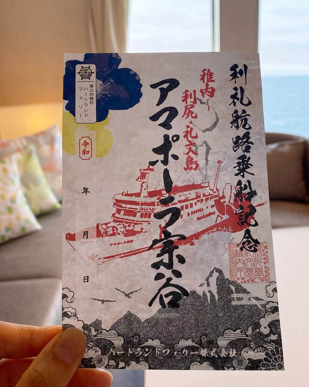 小林希さんのインスタグラム写真 - (小林希Instagram)「今度は北に来ています🚢 日本最北の有人離島、礼文島✨  ところで、 可愛らしいクッションに埋もれて しあわせ感じたこのお部屋。 どこでしょう？  はい、そーです！笑 稚内〜利尻島〜礼文島をゆく 新造船アマポーラ宗谷🚢の特等室✨ （分かった人すごすぎぃ） ハートランドフェリーさんのセンスたるや💛 船内、北欧ぽいセンスがドストライク🤭 爽やかで、おしゃれ💛 それと、御船印も新しくなりました。 もちろん買ったじぇぇ。  今回も取材で、国境を感じてきたいと思います🫡 しっかり島を歩いてきます！ （今回は礼文島だけ）  #取材 #礼文島 #北海道 #ハートランドフェリー #アマポーラ宗谷 #取材の合間にウニ丼を狙う」7月19日 21時23分 - nozokoneko