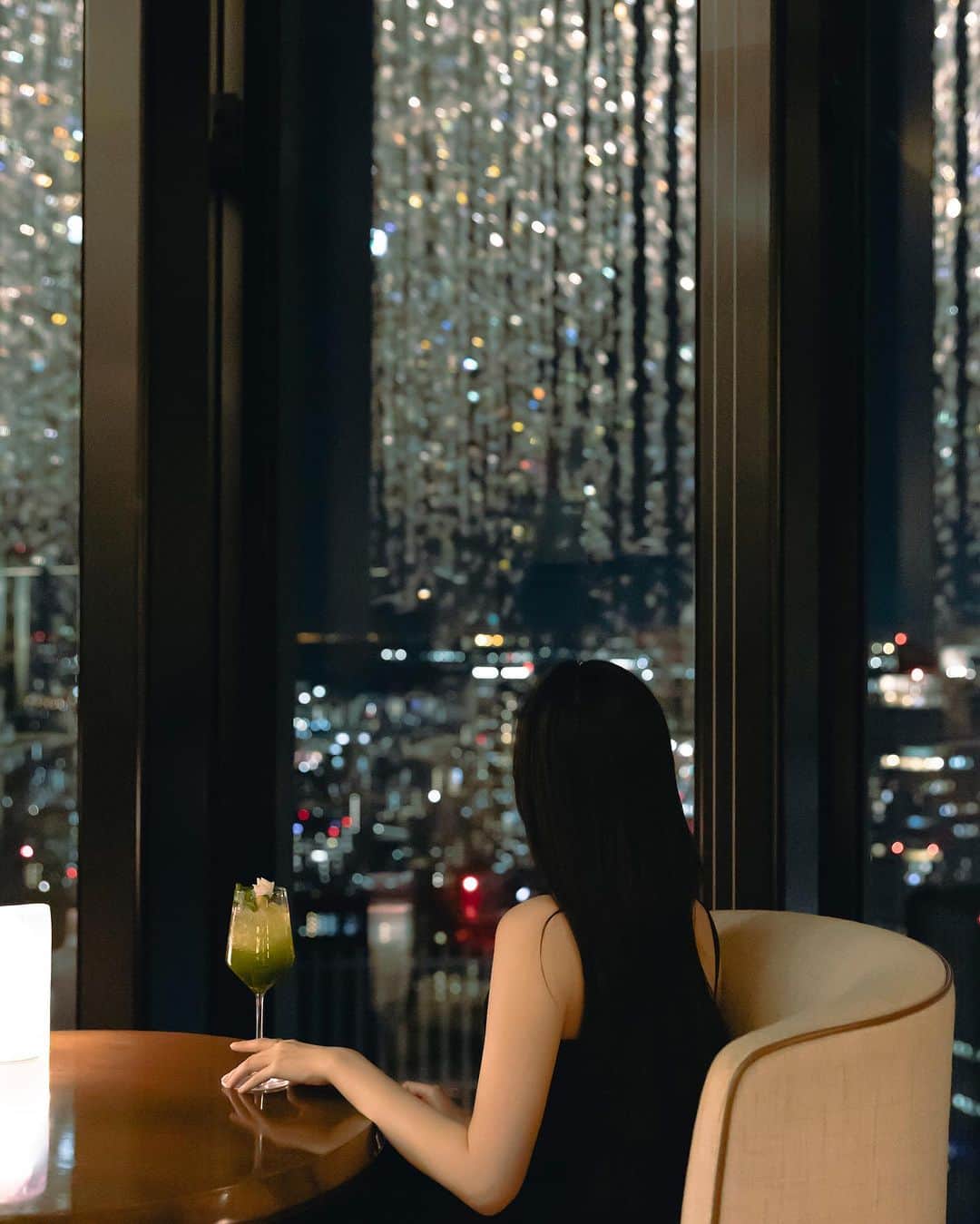 Conrad Osakaのインスタグラム：「大阪の夜景と40 Sky Bar & Lounge のアート「AURA」が重なり合う煌びやかな景色。お気に入りの一杯を片手に過ごすロマンチックなひととき。  Spend a deeply romantic evening at the ever-atmospheric 40 Sky Bar & Lounge, where the twinkling lights of the AURA art installation and the sprawling Osaka cityscape majestically intertwine in stunning, shimmering beauty.  Share your own images with us by tagging @conradosaka  ————————————————————— #コンラッド大阪 #中之島 #コンラッド #ホテルステイ #大阪ホテル #ホテルバー #大阪バー #conradosaka #nakanoshima #conrad #osakahotel #osakabar」