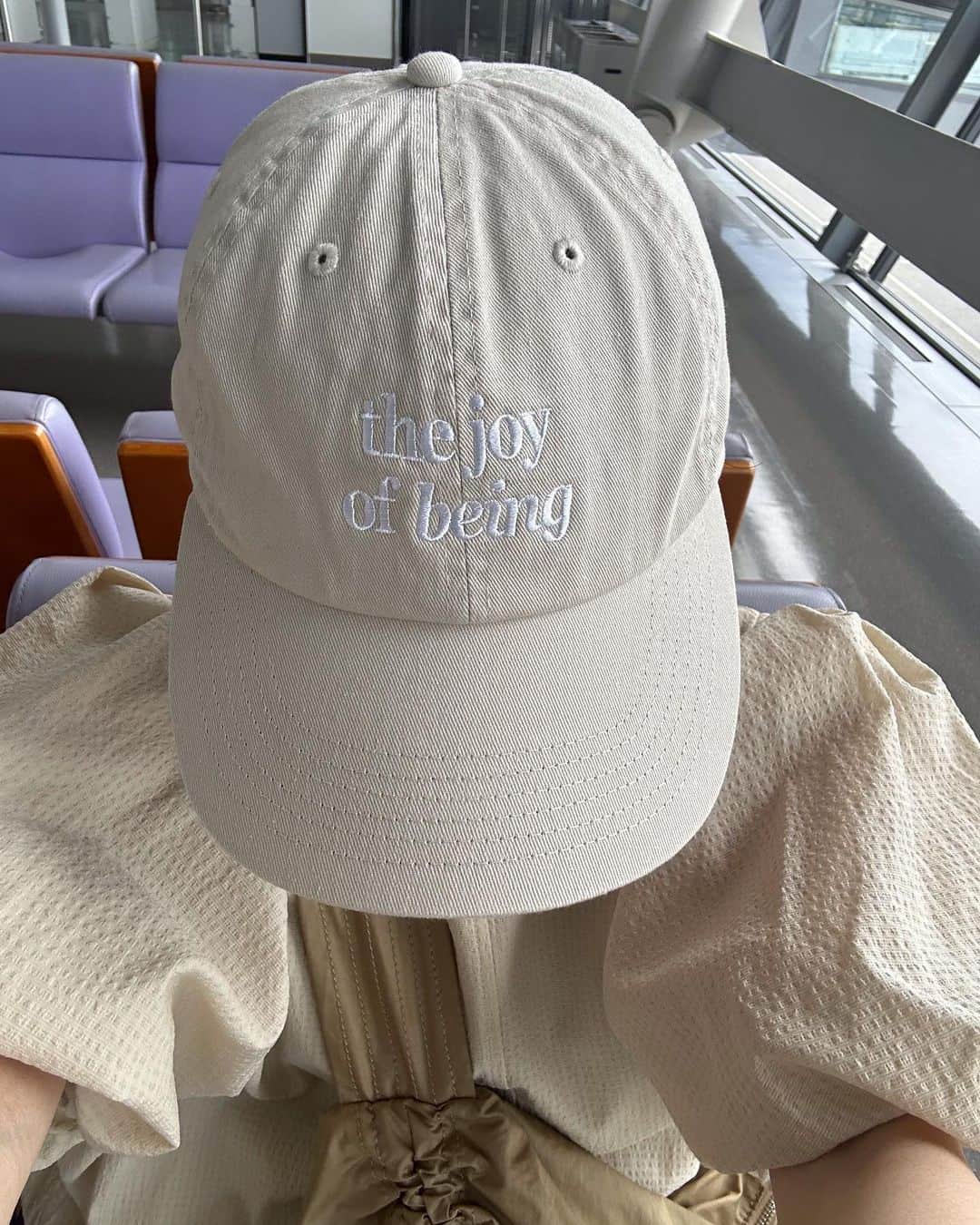 kannnaのインスタグラム：「出国コーデ✈️ 飛行機やタクシーで酔うから ラク可愛いワンピースで♡  このワンピースは明日最後の再販きまりました😭🙏🏼 まだの人は要チェック☝🏻  #空港コーデ　#空港 #空港ファッション  #キャップコーデ #キャップ #カジュアルコーデ #ワンピース　#lawgy」