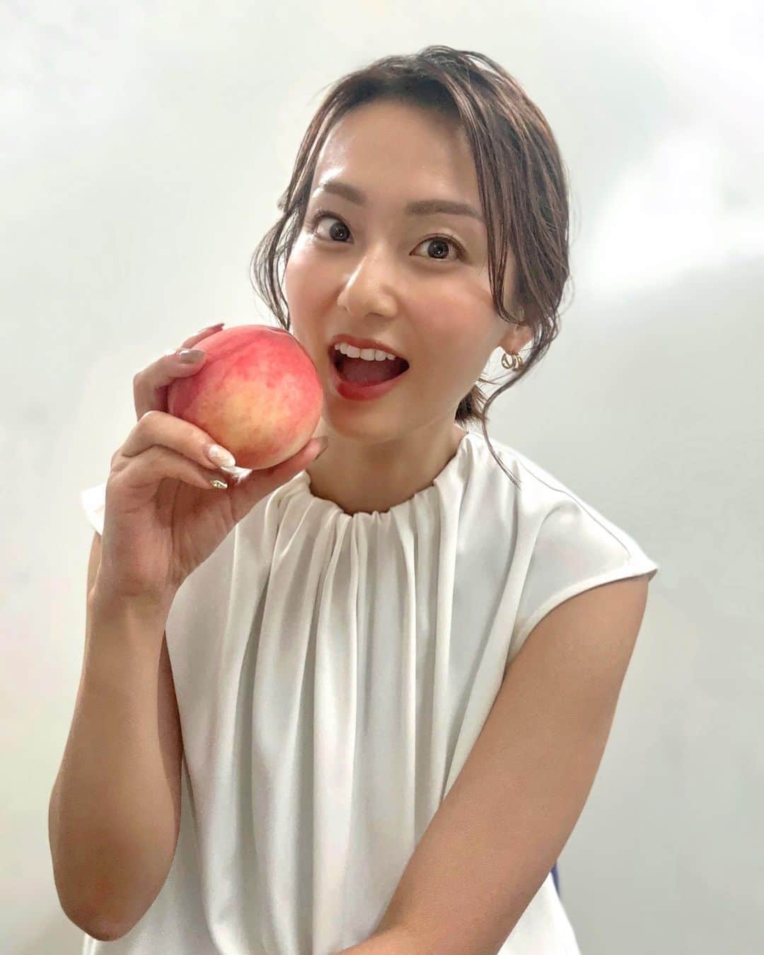 のインスタグラム：「⁡ ABEMA「倍速ニュース」見てくれた方、ありがとうございました！ 今日7月19日は「やまなし桃の日」ということで…今日は、山梨産の桃を丸かじり🍑 というのも、皮と実の間が一番甘くて美味しいから、皮は剥かずに食べるのがオススメなんですって。初めて皮付きのまま食べたけど、皮はシャキシャキ食感で中はとってもジューシーで、美味しかったーーー🥰(ブシャー注意) 優しく流水で洗って産毛をこすって落とすと良いそうですよ、ぜひ皆さんも皮のままでガブリしてみてくださいな〜 (そして本当に水曜の「倍速ニュース」は、毎週もぐもぐタイムがあるな…ありがたいんだけど…笑)   #テレビ朝日アナウンサー #本間智恵 #ABEMA #倍速ニュース #アナウンサーカメラ #YouTube生配信#今日は何の日#やまなし桃の日 #桃 #🍑#もぐもぐタイム」