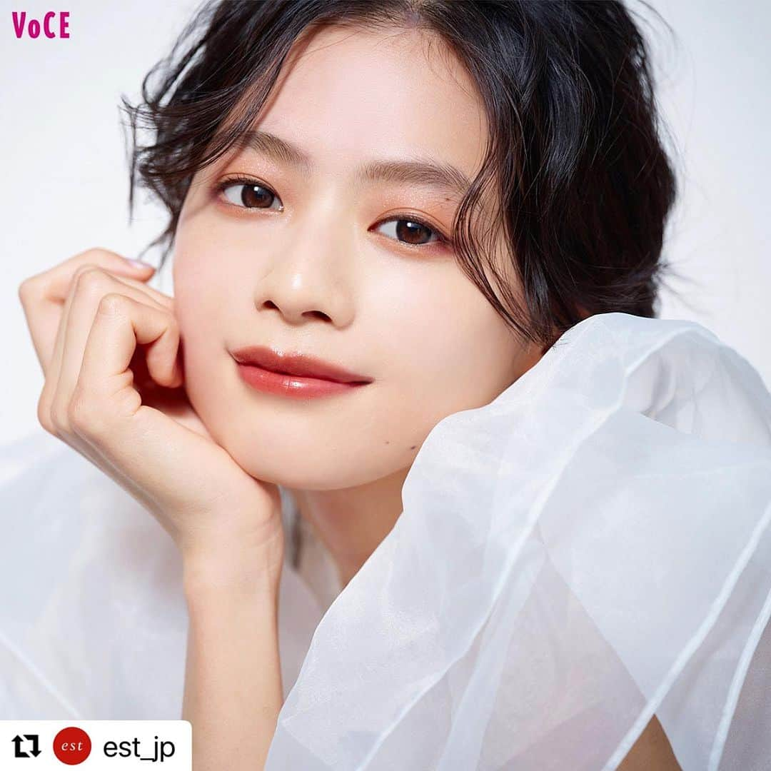 長井かおりさんのインスタグラム写真 - (長井かおりInstagram)「estの限定アイパレが可愛い♡  #Repost @est_jp with @use.repost ・・・ 好感度抜群の知的で可憐な赤みメイク💄  ヘア＆メイクアップアーティストの長井かおりさんが提案する エストの限定アイテムでつくる、大人の肌の美しさを引き立たせる最旬メイク🌞  ～使用アイテム～ ・エスト ルミナス プラウド アイズ 01 ・エスト ティンティッド プラウド リップス01  ◆アイメイクHOW TO◆ ①Aを指でアイホール全体に塗る ②BをAの範囲よりややオーバー気味にブラシでオン ③下まぶた全体にAをチップで塗布 ④チップの側面にBを取り、目尻の三角ゾーンに細く赤みをプラス  華やかさがありつつもナチュラルで、可憐なのに洗練されている そんな好感度の高い赤みメイクを目指したルック❤️  是非皆様もお試しください♪  ▼長井かおりさん提案のメイク詳細はこちらから！ VOCE(@vocemagazine) https://i-voce.jp/feed/2576304/  #est #エスト #ルミナスプラウドアイズ #ティンティッドプラウドリップス #新作コスメ #新作コスメ2023 #夏メイク #新発売 #アイシャドウ #アイシャドウパレット #デパコス #デパートコスメ #デパコスアイシャドウ #デパコスリップ #カラーメイク #リップ #限定コスメ #口紅 #限定アイシャドウ #限定リップ #ブルベメイク #イエベメイク #ブルベコスメ #イエベコスメ #抜け感メイク」7月19日 21時30分 - kaorimake