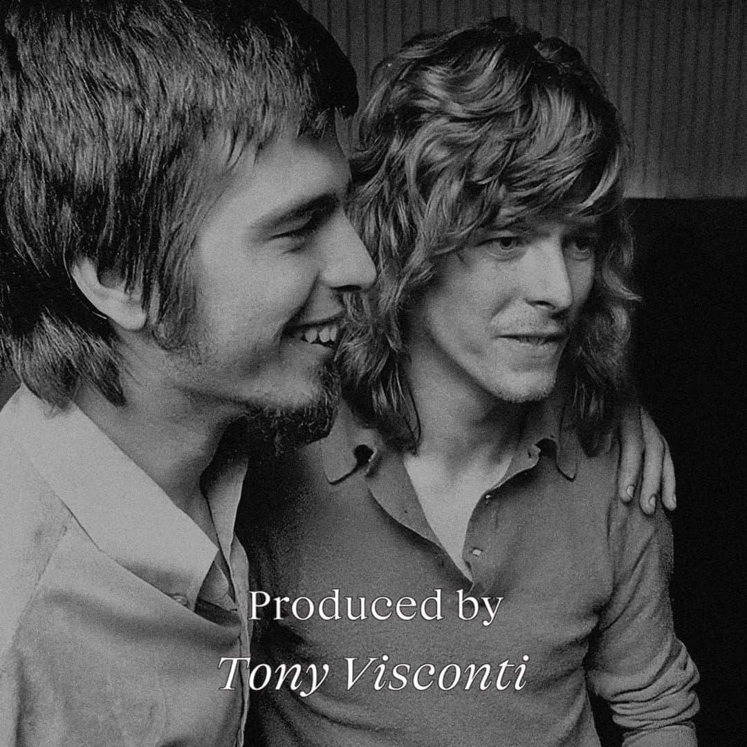 デヴィッド・ボウイのインスタグラム：「PRODUCED BY TONY VISCONTI CD BOX DUE OCTOBER  “They can’t get enough of it all, Listen…”  A 77-track 4-CD box set called Produced By Tony Visconti is released on 20th October and is available to pre-order here now, including a strictly limited edition signed version: http://tonyvisconti.lnk.to/ProducedBy (Linktree in bio)  The set is a career-spanning look at the many artists Tony worked with across a period of more than fifty years.  It’s been said that Tony Visconti ‘probably produced one of your all-time favourite albums’. Now for the first time, Edsel is proud to present the first definitive retrospectives of the legendary Brooklyn-born record producer.  Naturally, one would expect David Bowie to be represented, and he is with the following 4 songs (one on each disc)...  Young Americans (2016 Remaster) The Man Who Sold The World (2020 Mix)  I Would Be Your Slave Memory of a Free Festival (2019 Mix)  Of the set, Tony says, “This boxset covers five and a half decades of my efforts in the art of making iconic recordings. Some of it is familiar and some will have a eureka moment, ‘I didn’t know Visconti produced that one!’”  Grammy-winning creatives @barnbrookstudio have designed the artwork, the first two images we have posted are not their work, the third is.   The second image of David in the studio was taken by Tony and is accompanied with a short excerpt of the text regarding I Would Be Your Slave.   The 4CD set is housed in a deluxe 80-page casebound book, with previously unseen photographs, an introduction by Tony, extensive track-by-track liner notes by author and journalist Mark Paytress (including track-by-track commentaries by Tony), and tributes from a selection of featured artists.  The audio for the sets has been mastered by Phil Kinrade at AIR Mastering and personally approved by Tony.   Produced By Tony Visconti is available in the following formats, though only the CD set contains Bowie tracks.  PRODUCED BY TONY VISCONTI (http://tonyvisconti.lnk.to/ProducedBy) (Linktree in bio) DELUXE 4-CD 77-TRACK 7” BOXSET WITH 80 PAGE BOOK STRICTLY LIMTED EDITION DELUXE 6-LP 60-TRACK BOXSET 60 PAGE BOOK 2-LP 14-TRACK WITH 12 PAGE BOOK   #BowieVisconti」