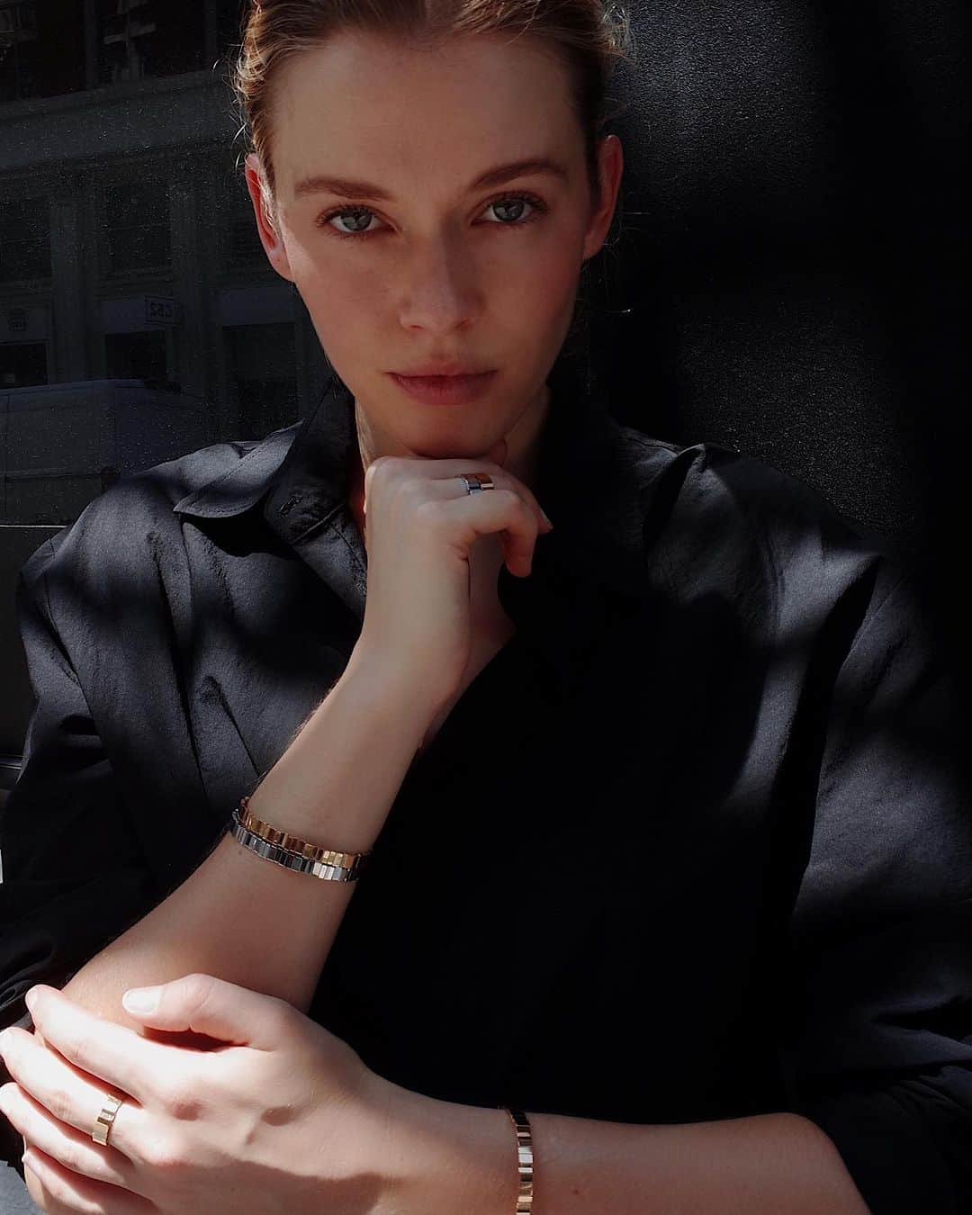 Victoria Leeのインスタグラム：「Balancing refinement and simplicity, GEM DIOR 🖤 #DiorJoaillerie @Dior @victoiredecastellane」