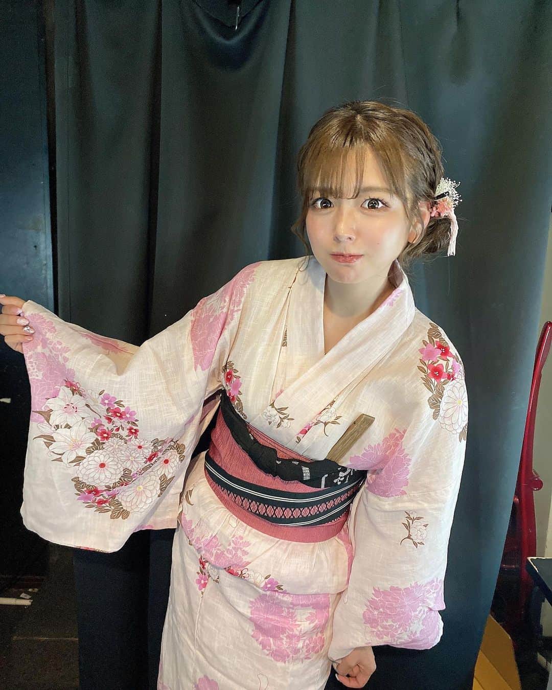 のインスタグラム：「👘🖤💕 ・ 浴衣♡  今回はピンク×黒🎀🖤 サロンでヘアメしてもらって ままに浴衣選んで着付けしてもらって るんるんでした(੭ˊ꒳​ˋ)੭💗  後ろのレースも見て欲しい〜🥰 ・ ・ ・ #浴衣 #浴衣女子  #yukata #japanesegirl  #ヘアアレンジ」