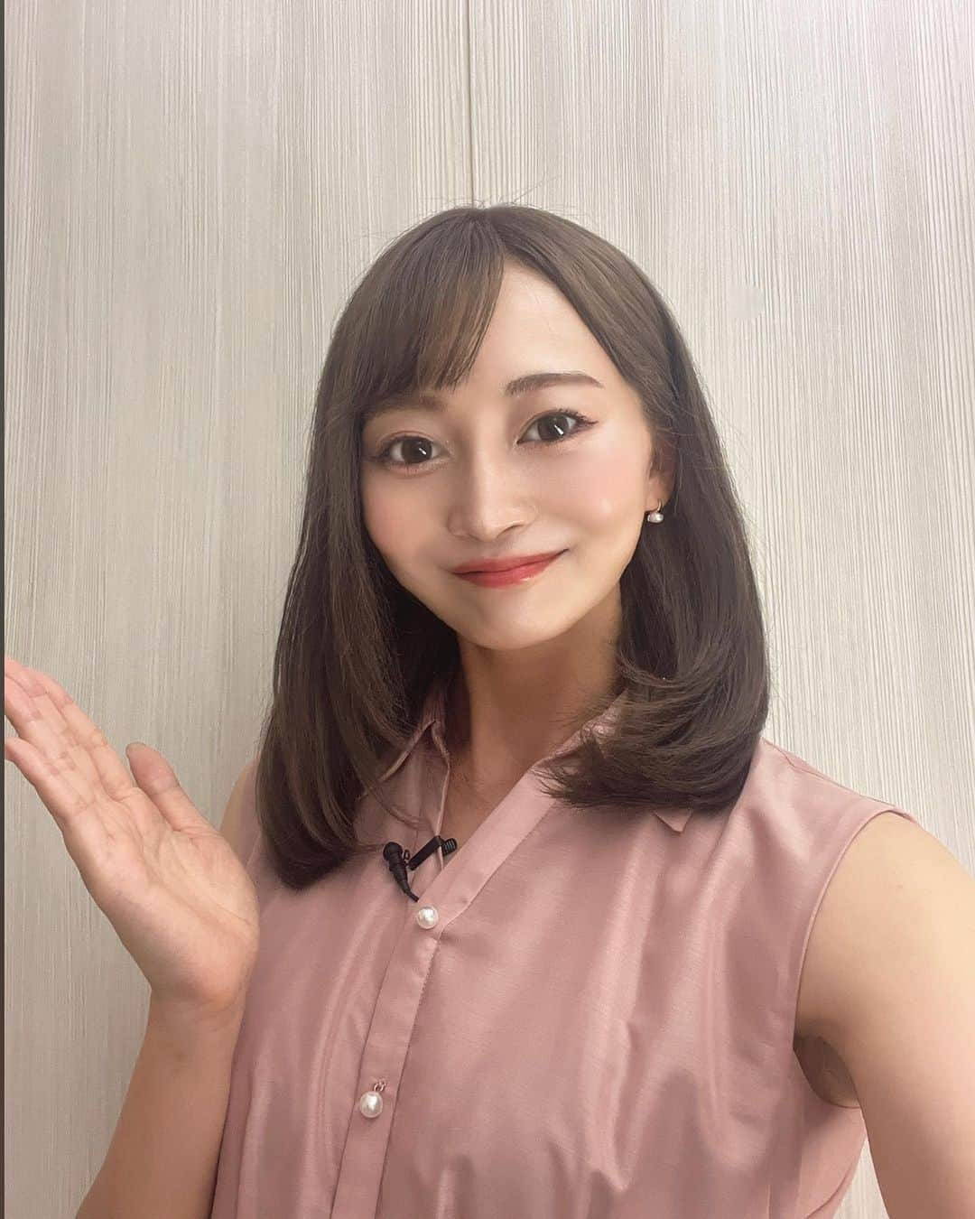 川和真奈美のインスタグラム：「リポーターのお仕事🎤  9/1から開催のGOOD LIFEフェアに 出展するお店取材と主催である 朝日新聞社にイベントに対する想いと 意気込みをお伺いしてきました☺︎💕  見て触って学べるコンテンツが いっぱいでさ✨  是非皆さん足を運んでみて ください♪  テレビ朝日にて放送します！ チェックしてみてね♪  #アナウンサー  #フリーアナウンサー #テレビ朝日  #sdgs  #環境教育  #リポーター  #女子アナコーデ  #久々の清楚  #ぽい感じの写真  #こいよ」