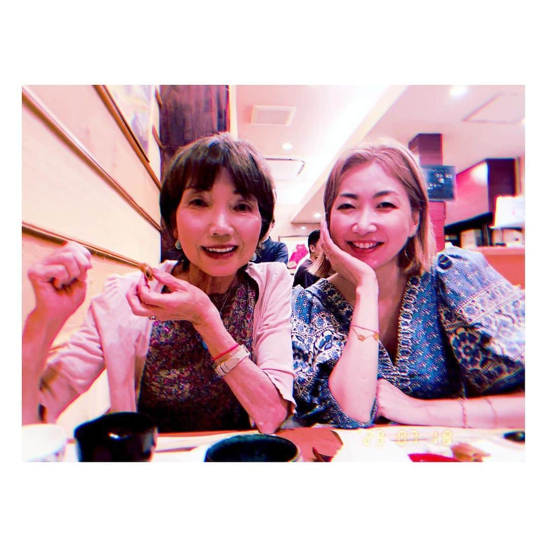 阿部洋子さんのインスタグラム写真 - (阿部洋子Instagram)「👯‍♀️🥂👯‍♀️  先週から両親が上京してて、 お仕事終わりに一緒にごはんへ  妹の家で母の味を堪能したり 天ぷらを食べに行ったり😋🍴✨ 街の真ん中で 写真を撮り合っちゃったり😝  ママ79には見えないな～😱  良き夜になった 会えるときに会わないとね😌」7月19日 21時44分 - hirocoring