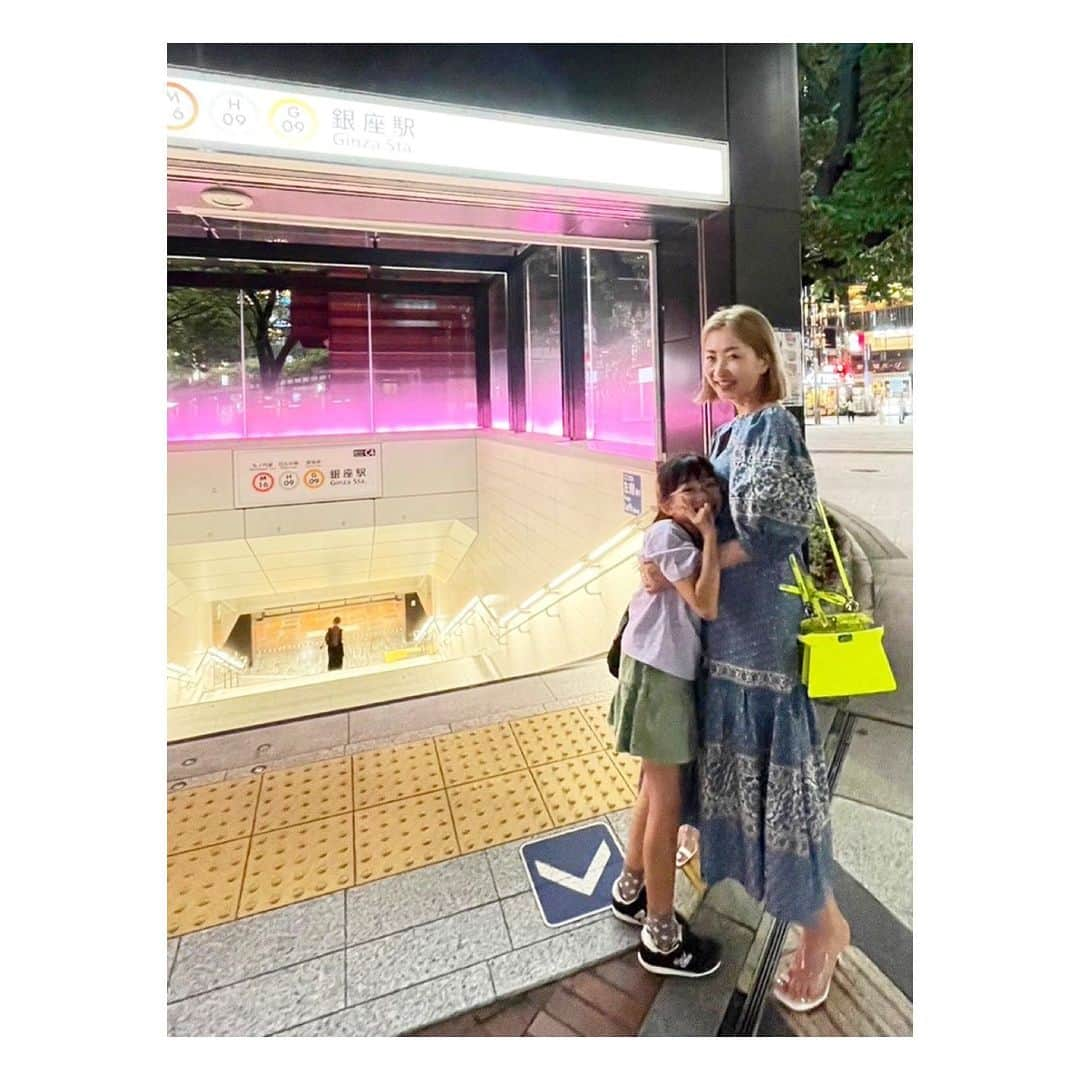 阿部洋子さんのインスタグラム写真 - (阿部洋子Instagram)「👯‍♀️🥂👯‍♀️  先週から両親が上京してて、 お仕事終わりに一緒にごはんへ  妹の家で母の味を堪能したり 天ぷらを食べに行ったり😋🍴✨ 街の真ん中で 写真を撮り合っちゃったり😝  ママ79には見えないな～😱  良き夜になった 会えるときに会わないとね😌」7月19日 21時44分 - hirocoring