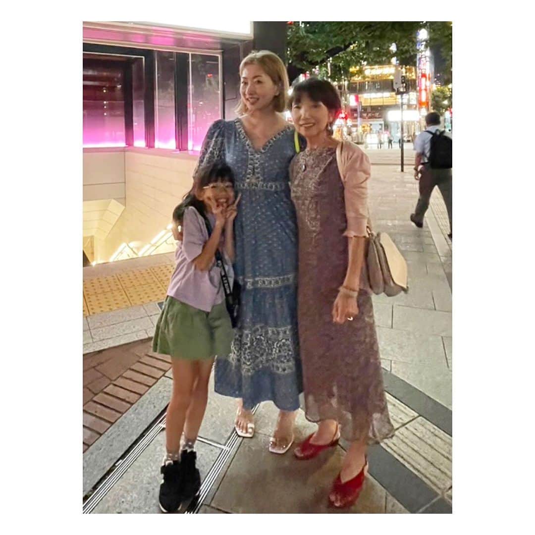 阿部洋子さんのインスタグラム写真 - (阿部洋子Instagram)「👯‍♀️🥂👯‍♀️  先週から両親が上京してて、 お仕事終わりに一緒にごはんへ  妹の家で母の味を堪能したり 天ぷらを食べに行ったり😋🍴✨ 街の真ん中で 写真を撮り合っちゃったり😝  ママ79には見えないな～😱  良き夜になった 会えるときに会わないとね😌」7月19日 21時44分 - hirocoring