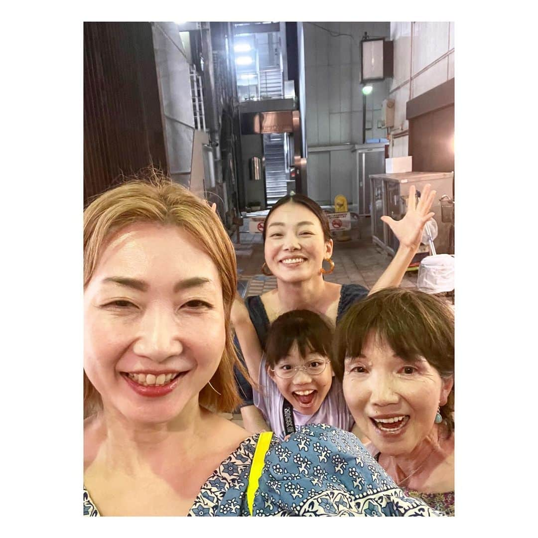 阿部洋子さんのインスタグラム写真 - (阿部洋子Instagram)「👯‍♀️🥂👯‍♀️  先週から両親が上京してて、 お仕事終わりに一緒にごはんへ  妹の家で母の味を堪能したり 天ぷらを食べに行ったり😋🍴✨ 街の真ん中で 写真を撮り合っちゃったり😝  ママ79には見えないな～😱  良き夜になった 会えるときに会わないとね😌」7月19日 21時44分 - hirocoring