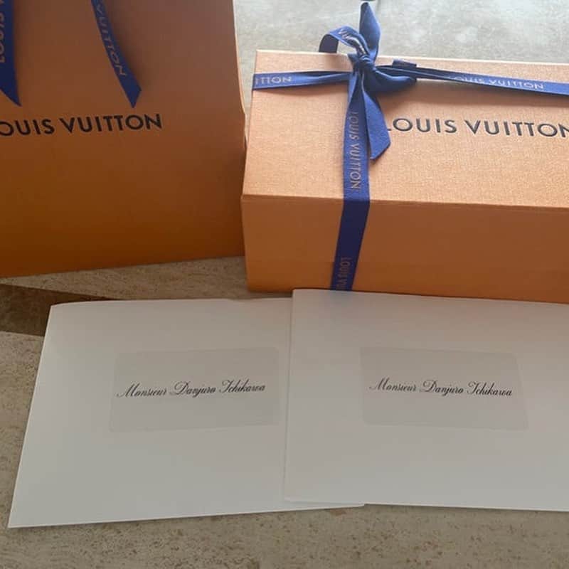 市川海老蔵 （11代目）さんのインスタグラム写真 - (市川海老蔵 （11代目）Instagram)「* Received earphones and perfume from Louis Vuitton‼️ They were wonderful✨  So happy😊🩵 Merci beaucoup‼️  Today is Reika’s birthday🎂 party Part 1‼️  ルイヴィトンさんから イヤホンと香水頂戴しました‼️ 素敵でした✨  嬉しい😊🩵 ありがとうございます‼️  今日は麗禾のお誕生日🎂会前編です‼️  #市川團十郎白猿 #市川海老蔵 #海老蔵  #市川新之助 #成田屋 #歌舞伎 #成長記録  #三千世界 #children #childphotography #daughter #son #ABKAI #ABMORI #ebizoichikawa #ebizo #kabuki #thunderparty #theater #theaterarts #actor #japan #classic #LouisVuitton #LVFashion #LVConnected #LVParfums」7月19日 21時39分 - ebizoichikawa.ebizoichikawa