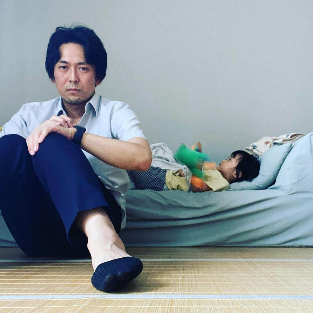 せとたけおさんのインスタグラム写真 - (せとたけおInstagram)「娘ちゃん、このソファが大好きです。  ソファを、「そばぁ」と言うんだけど、可愛いから一生、そばぁって言って欲しいんだよな。  #3歳児 #育児」7月19日 21時39分 - setotakeo