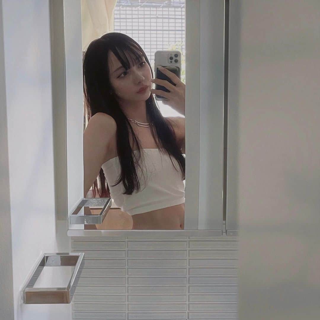 西もなかのインスタグラム：「⠀ 【🫧最近のわたし🫧】⠀ ⠀ ・前髪切った⠀ シースルーバングは私には似合わないことにやっと気付き、前髪少し重めに🫶🏻⠀ カットとカラーは @sattyyyyy さんにお願いしている♡天才可愛いくしてくれます🕊️ ⠀ ・夏なので肌管理てっていちゅう💋⠀ 3週間に一回の @sbeautyclinic で、大好きな #レブライト ♡（その他も色々してるよ毎回😘）⠀ 最近私の周りも #エスビューティークリニック に通い始めてるのだけど、シミや肝斑が多い場合には週一回のレブライトがとても効果があるとのこと👍⠀ みんなで情報交換できるの嬉しい🫶🏻⠀ そういえばずっとやってみたかった肌の施術を @dr.y.yumi 先生に相談して、明日うけるのでまたよかったらシェアします♡⠀ ⠀ ・最近頑張って4?5?日に1回パーソナルトレーニングに通ってるので筋肉痛→治る→トレーニング→筋肉痛　の繰り返しをしてる、頑張って続けていきたいなぁ」