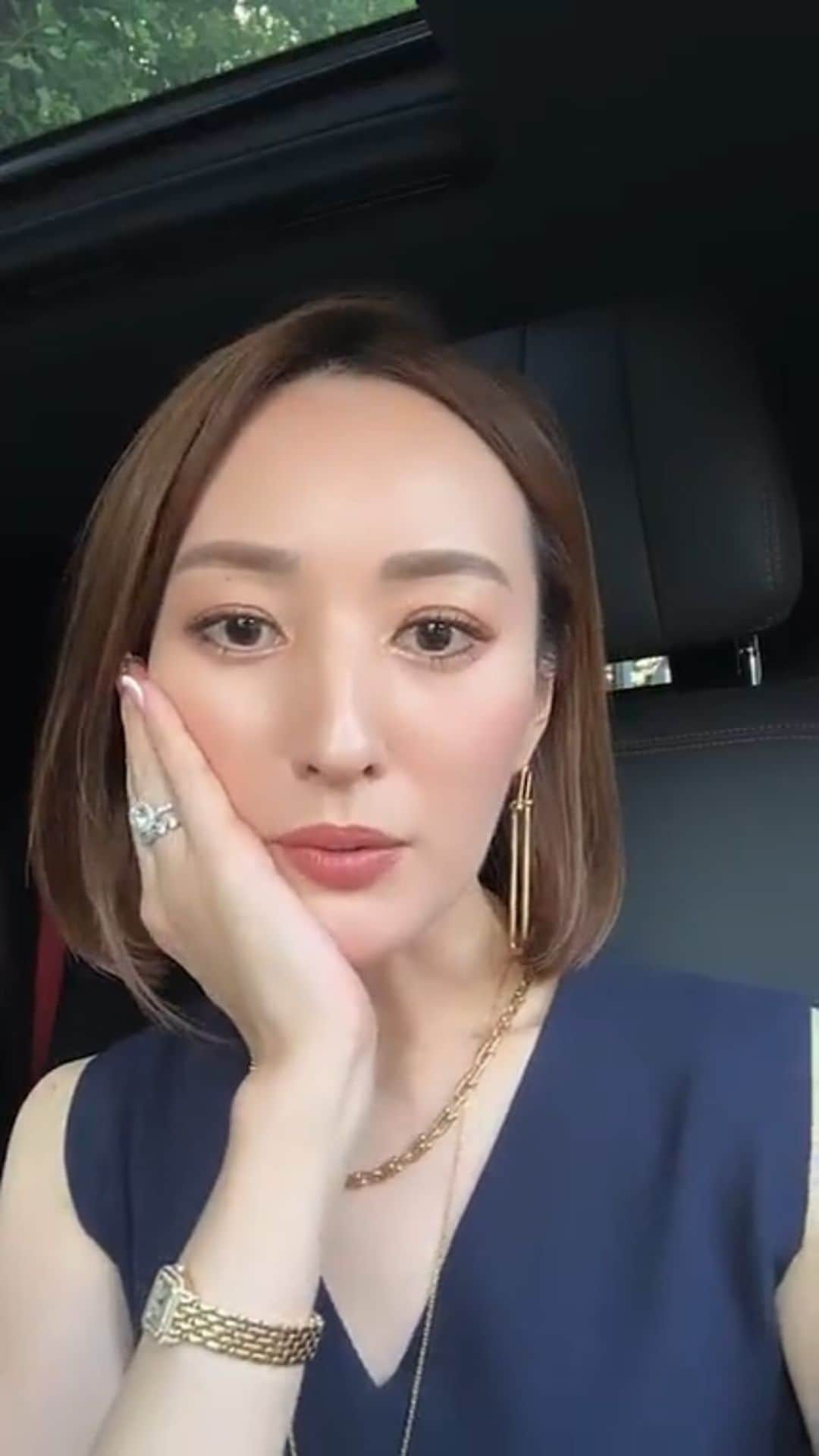 星玲奈のインスタグラム：「昼間急に始めたゲリラライブ☺️ ご参加いただいた方、たくさんのコメントをありがとうございました🥹 これからできるだけ定期的にやろうと思います☺️🙏 基本ゲリラはアーカイブに残さないつもりですが、これは1日だけ☺️ たくさんご質問のあった、ICLのこと。 私が手術してもらった、代官山アイクリニックのことも熱く語ってます☺️笑  ちゃんと記事で書こうと思っていますが 取り急ぎとても良いという感想を☺️  しかも途中、電波悪く切れており…すみません😭🙏」