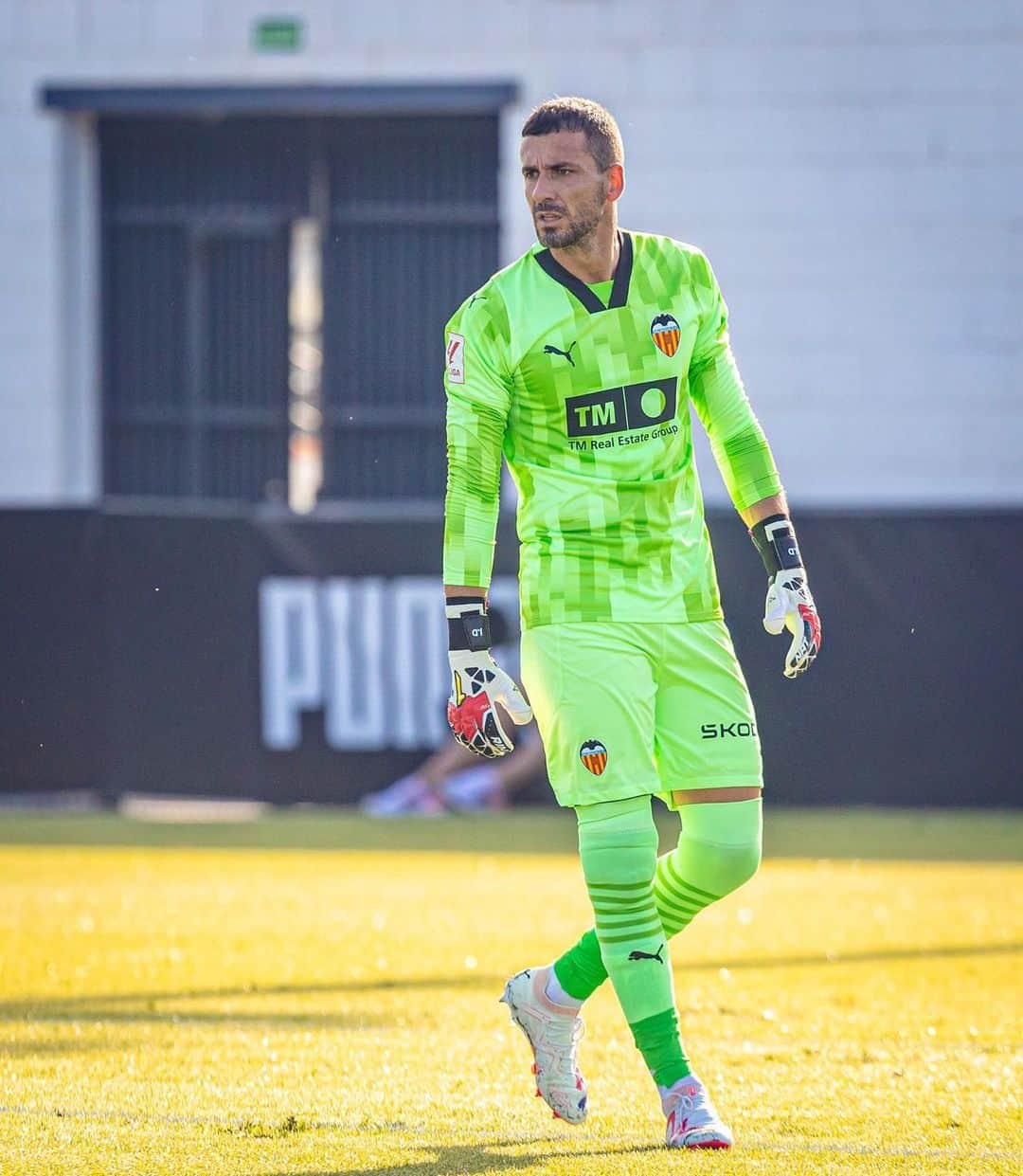 ジャウメ・ドメネクのインスタグラム：「Buenas sensaciones en el inicio de la pretemporada, gracias a todos por el apoyo durante estos meses.  Gracias a todo el equipo médico del @valenciacf , sois familia 💪  Bones sensacions en l'inici de la pretemporada, gràcies a tots pel suport durant aquests mesos.  Gràcies a tot l'equip mèdic del @valenciacf , sou familia 💪  #amunt @valenciacf」