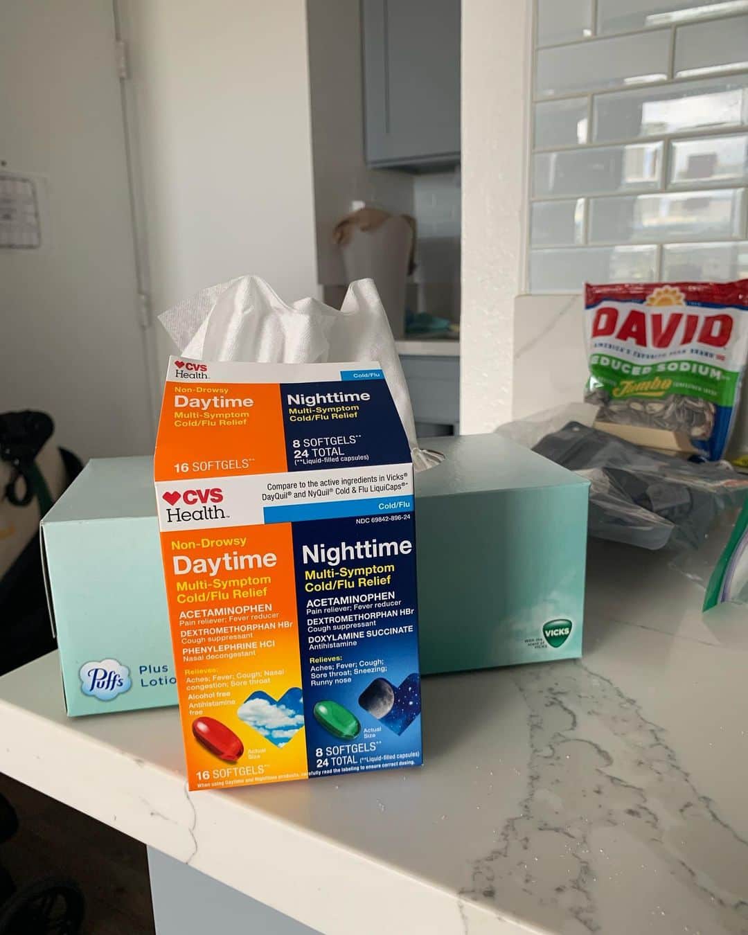 ANNA のインスタグラム：「三連休は風邪でダウン😷 育児に病欠なんてものは無く、辛っ...と思っていた矢先、  パパがゆっくり休めと犬2匹と娘を連れて実家へ一泊してくれました。🏠  娘が産まれて1年と1か月。 初めて自宅で1人時間。  いつも騒がしい我が家なので、寂しく感じるかなと思いきや、若干ワクワク🤫  とりあえずベッドでアイスを食べながらDISNEY +を観てゴロゴロ🛏️  後はとにかく寝ました💤 1年と1か月分の睡眠を取り戻す様にひたすら寝ました😴  体調はめちゃくちゃ悪かったけど、幸せな1人時間でした😷✨ パパありがとー！！🧡  月一でこの時間がほしいなぁと思ったママでした😂🌈  #1歳女の子ママ #夏風邪の恩恵」