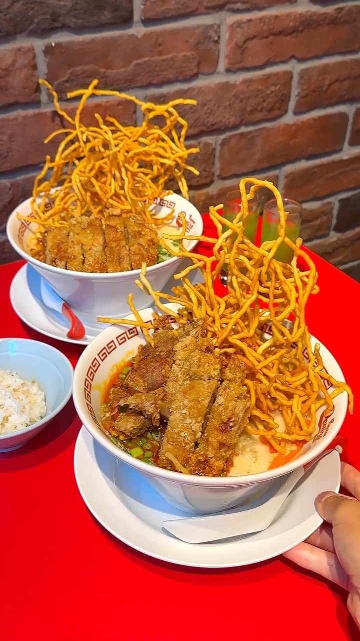 のインスタグラム：「【ラーメンデニーロ】 @東京：新宿駅から徒歩2分  排骨肉をガッツリ乗せたパーコー坦々麺を食べられるお店。  ポリポリ食感の揚げ麺とリブロースの排骨肉を乗せており、自家製ラー油の香り漂うスープの中には中太麺が隠れた一杯！  クセになる辛さがたまらない仕上がりで、トロトロな豚バラ肉を乗せたラードライスも食べ応え抜群！  サイドメニューには特製煮卵がオススメで、醤油ダレに漬け込んだ卵はご飯と合わせても最高！  食後のデザートにはプリンアイスがあるので、暑い日にもピッタリです！  パーコー坦々麺1380円 ラードライス780円 煮卵200円 生プリンアイス380円  他店ではなかなかお目に欠かれないパーコー坦々麺は辛いものが好きな人には絶対食べて欲しい！  お店のアカウント👉@ramendeniro  営業時間：11:30～22:00 定休日：不定休 住所：東京都渋谷区千駄ヶ谷5-32-5 GSハイム新宿南口 1F 105   #新宿グルメ #新宿ランチ #新宿ディナー」