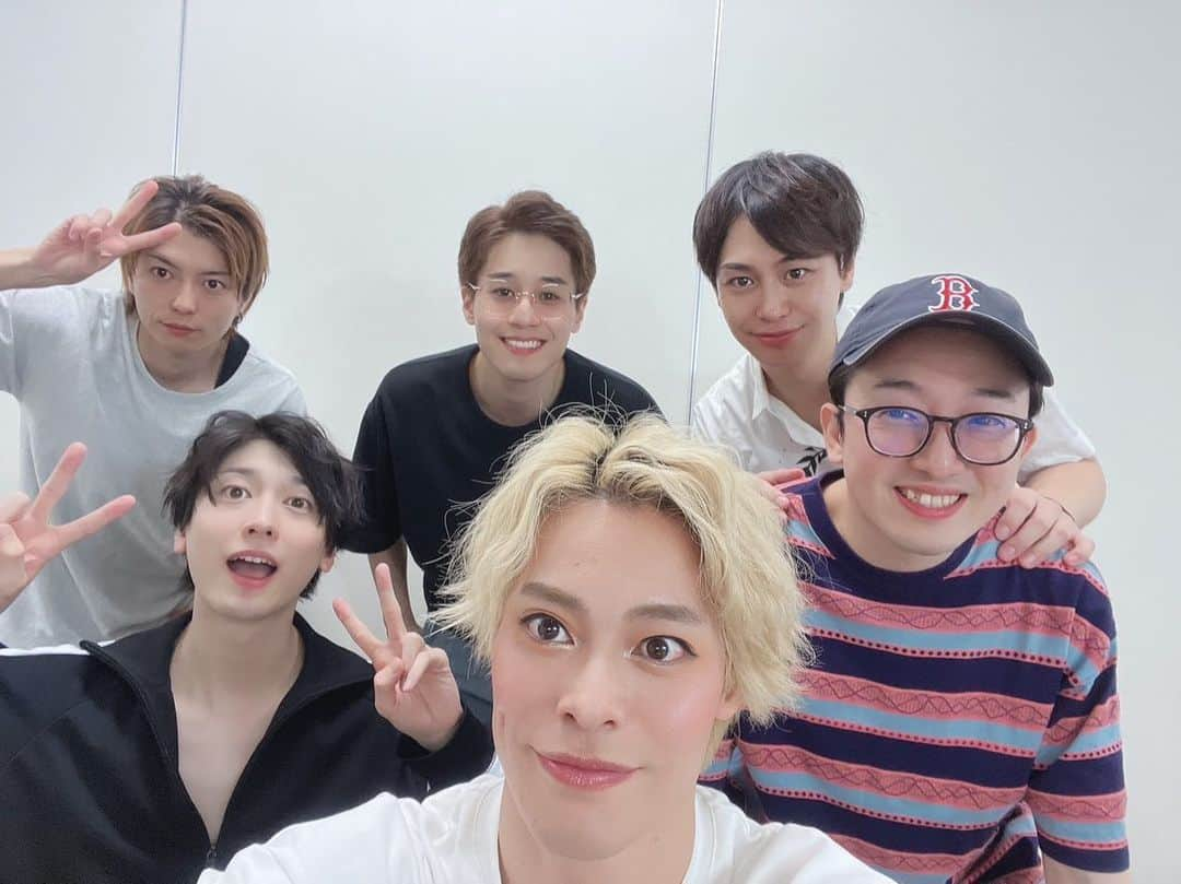 山本一慶のインスタグラム：「舞台ランフォーユアワイフ 無事に全公演終わりました！！！  沢山の方に観劇していただき幸せでした😊💕  3度目のジョンはまた新鮮な楽しさがあり、毎日発見があり、楽屋でも笑いが絶えない現場でした！  最後まで応援していただきましてありがとうございました😚  #ランフォーユアワイフ #山本一慶 #俳優」