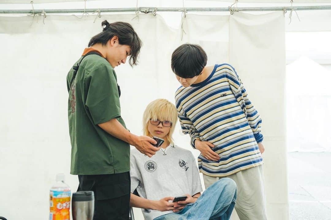 畑山悠月のインスタグラム：「7/19 たつや誕生日おめでとう！ これからも最高のドラムよろしくたのんだ！ ずっと一緒にバンドやろ！  写真はマネージャーしばちゃんの携帯を覗き込むたつやと自分 photo by はなさん ( @m25flower )」