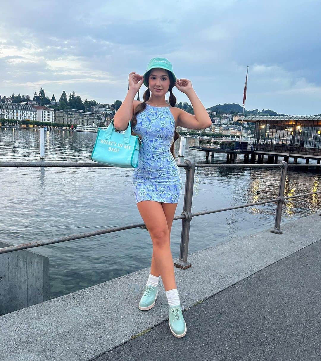 ニコルのインスタグラム：「What’s in my bag 🤔🥰」