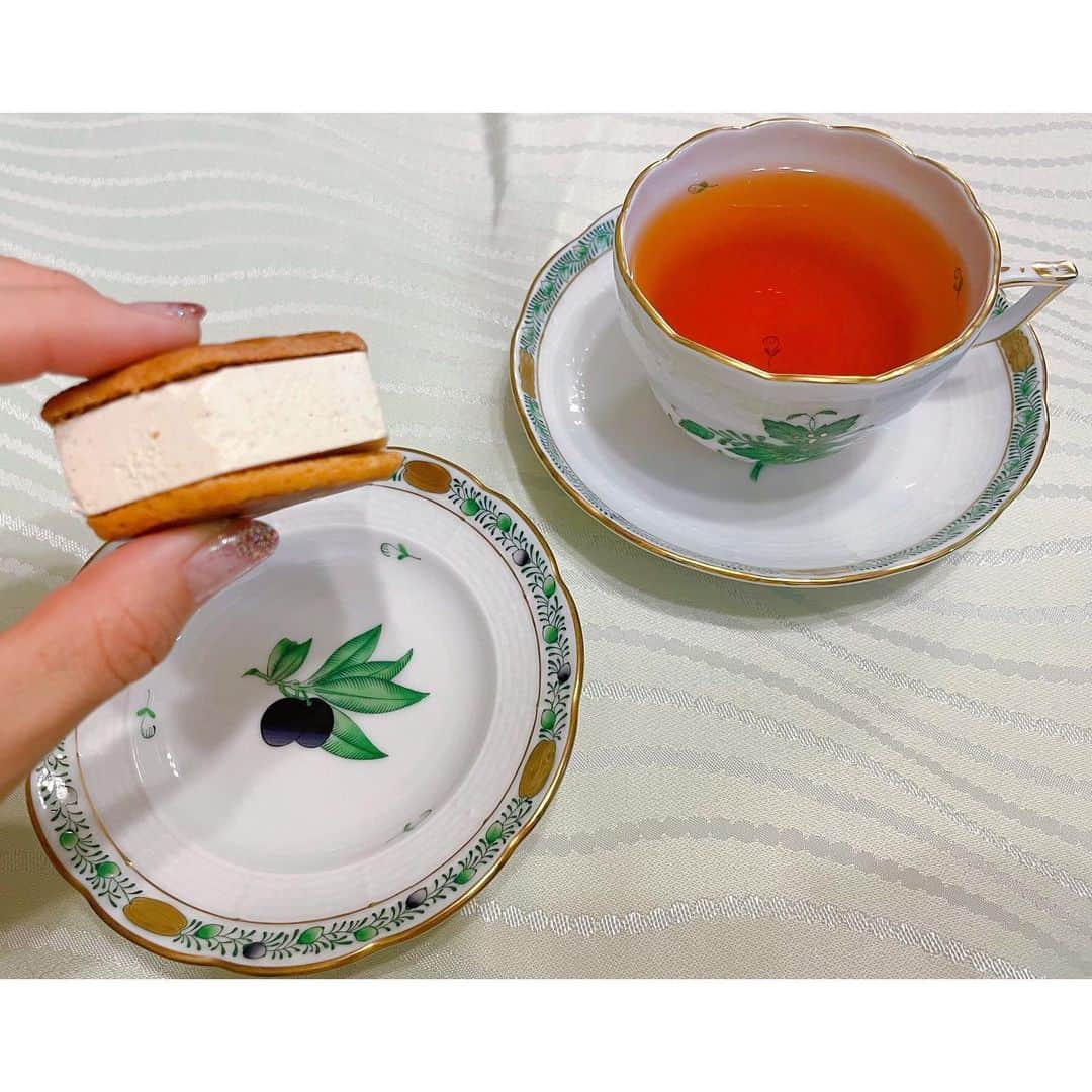 Mayuko Watanabe 渡辺真由子さんのインスタグラム写真 - (Mayuko Watanabe 渡辺真由子Instagram)「出かけるのも好きだけど、 家でテレビ（主に韓ドラ笑）を観ながらゆっくり過ごすことも最近好き🥰 そんな時、美味しい紅茶を飲みながら甘いお菓子を食べるのも至福のとき☺️ @dearbuttersand のバターサンドがとても美味しくて大好き🥰 国際的に高い称賛を得ているフレンチの料理人 川手寛康シェフが、初めて世に送り出す洋菓子「DEAR BUTTER SAND」✨焦がしバターの香りをまとった濃厚なバタークリーム、サクサクの歯応えがしっかりしているガレットブルトンヌ、沖縄県産のラム酒に漬け込んだラムレーズンの組み合わせがたまらない🥹✨  包装もブック型で高級感たっぷりなので、贈り物としても喜ばれるはず😍  すっごくおすすめなよですが、大人気のため入荷2ヶ月待ちで今9月分の注文受付中です🥹 #幸せの焦がしバターサンド #ディアバターサンド #親愛の六角形#DEARBUTTERSAND #PR   #甘いもの #甘いもの好きな人と繋がりたい#バターサンド」7月19日 21時48分 - watanabe_mayuko