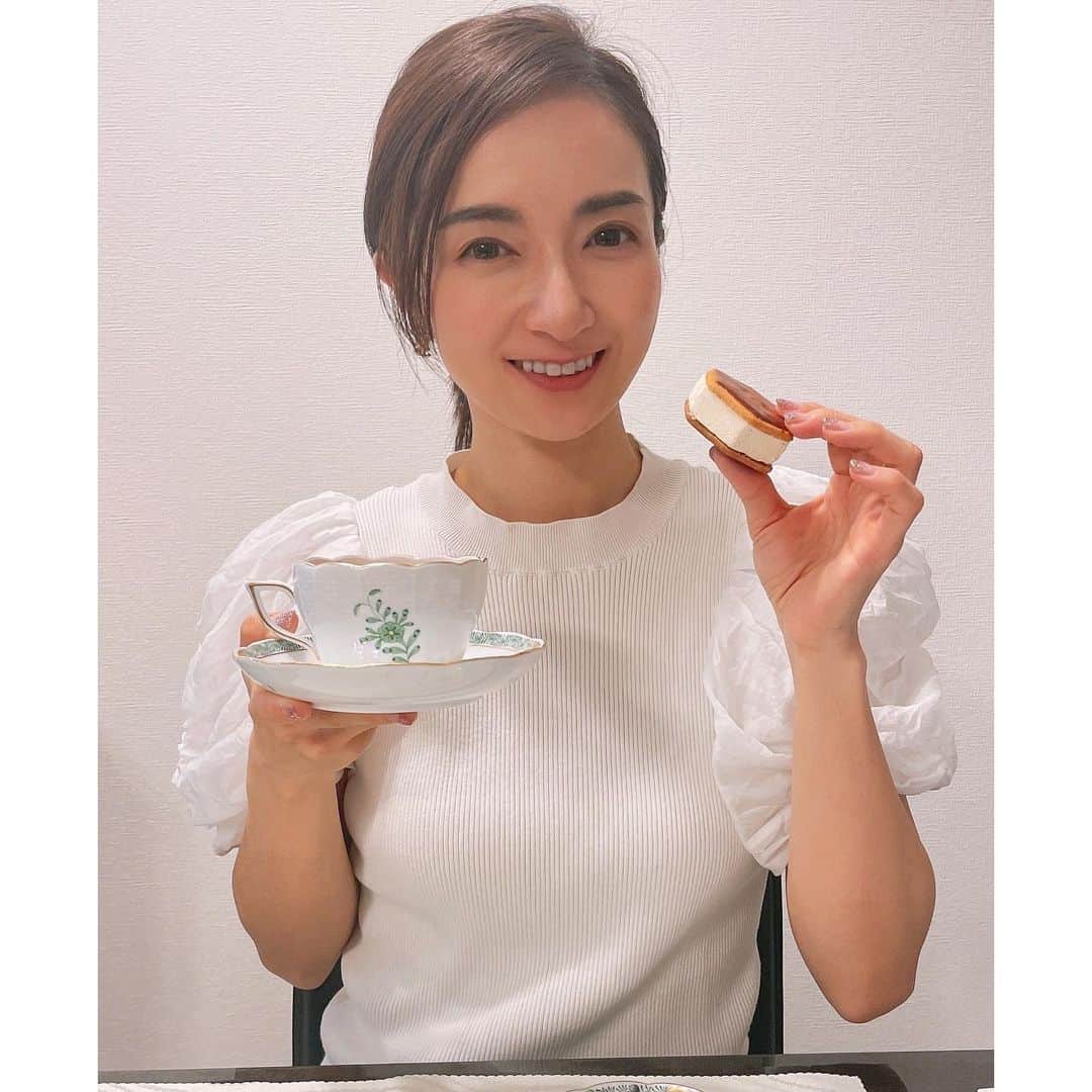 Mayuko Watanabe 渡辺真由子のインスタグラム：「出かけるのも好きだけど、 家でテレビ（主に韓ドラ笑）を観ながらゆっくり過ごすことも最近好き🥰 そんな時、美味しい紅茶を飲みながら甘いお菓子を食べるのも至福のとき☺️ @dearbuttersand のバターサンドがとても美味しくて大好き🥰 国際的に高い称賛を得ているフレンチの料理人 川手寛康シェフが、初めて世に送り出す洋菓子「DEAR BUTTER SAND」✨焦がしバターの香りをまとった濃厚なバタークリーム、サクサクの歯応えがしっかりしているガレットブルトンヌ、沖縄県産のラム酒に漬け込んだラムレーズンの組み合わせがたまらない🥹✨  包装もブック型で高級感たっぷりなので、贈り物としても喜ばれるはず😍  すっごくおすすめなよですが、大人気のため入荷2ヶ月待ちで今9月分の注文受付中です🥹 #幸せの焦がしバターサンド #ディアバターサンド #親愛の六角形#DEARBUTTERSAND #PR   #甘いもの #甘いもの好きな人と繋がりたい#バターサンド」