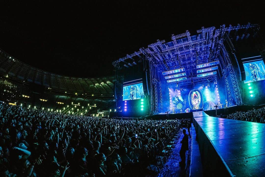 MUSEさんのインスタグラム写真 - (MUSEInstagram)「What a night in the Eternal City. The crowd was unbelievable. Grazie, Roma! 🇮🇹   📸 • @theworkofjar」7月19日 21時49分 - muse