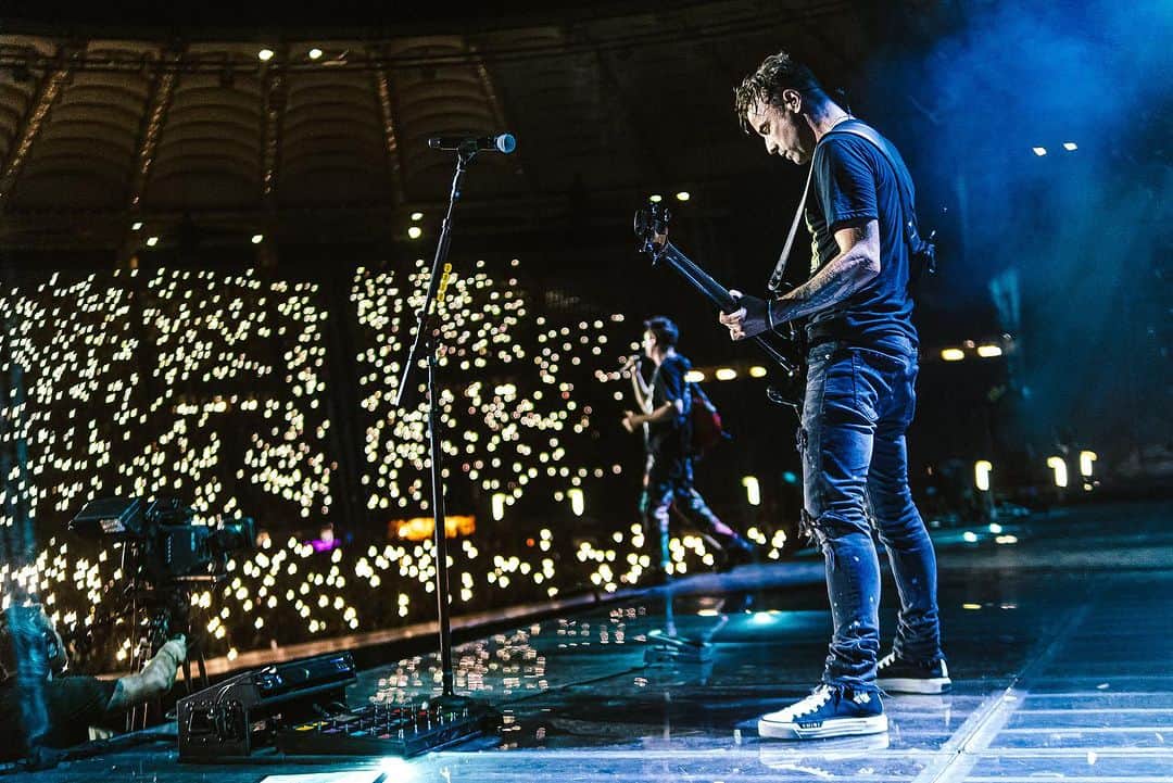 MUSEさんのインスタグラム写真 - (MUSEInstagram)「What a night in the Eternal City. The crowd was unbelievable. Grazie, Roma! 🇮🇹   📸 • @theworkofjar」7月19日 21時49分 - muse